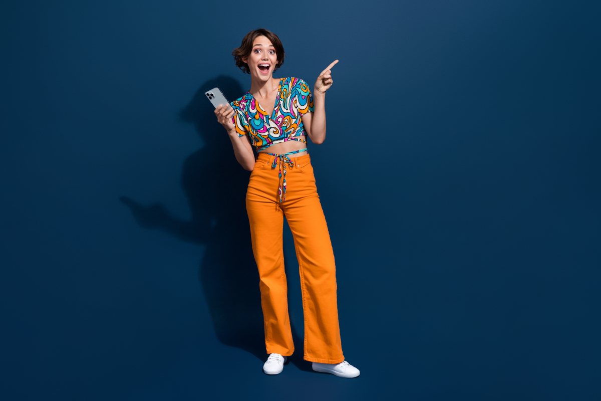 蓝绿色服饰，展现自信魅力：人物艺术照