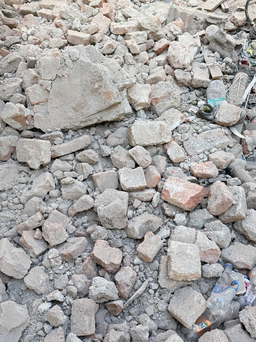 如何安全地将石块放置在40平方厘米的表面上