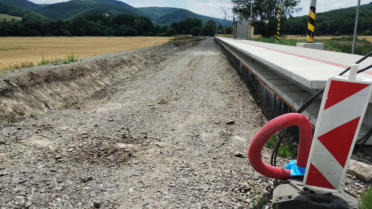 红岩河水库工程渗漏问题研究及维修对策