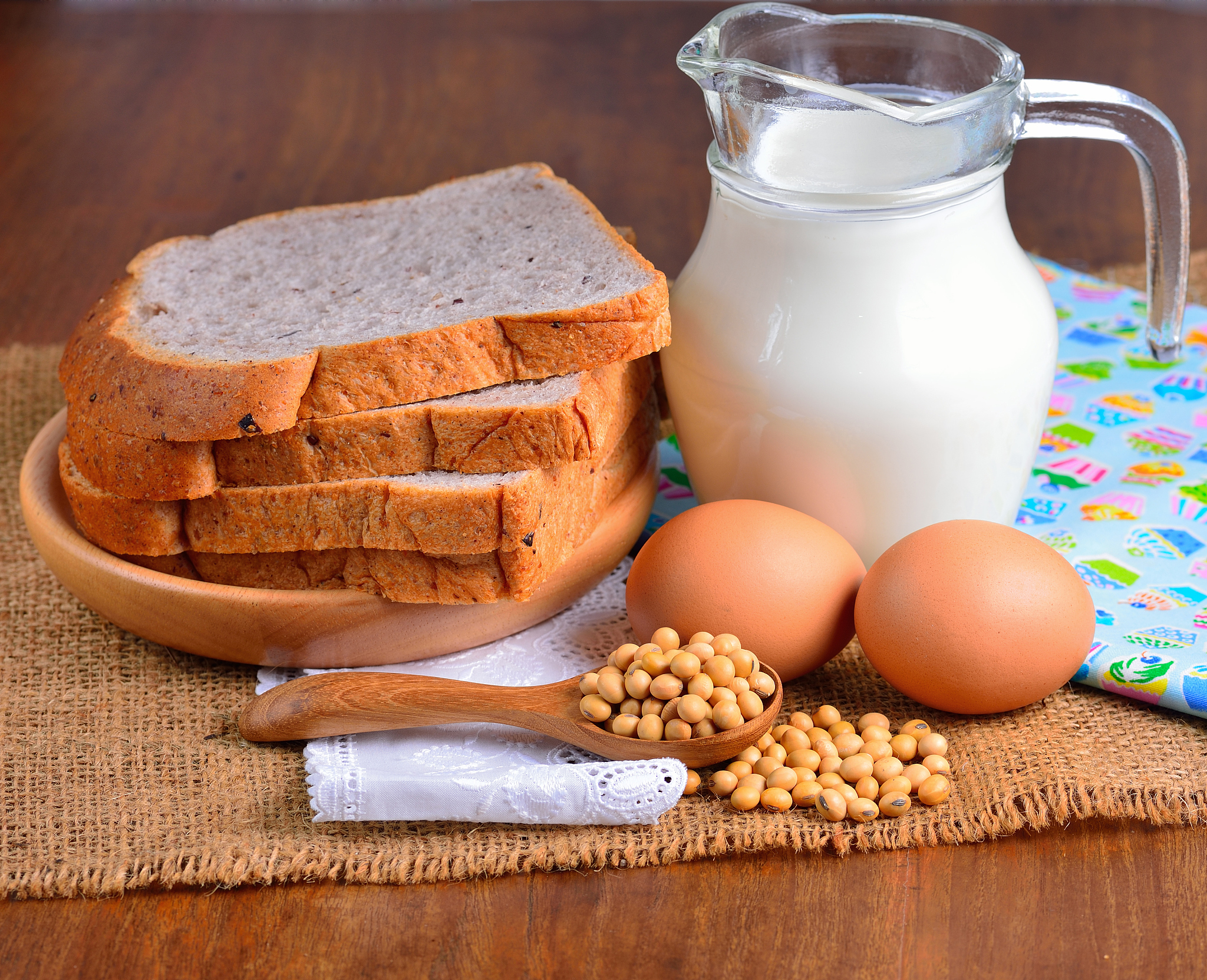 反式脂肪是一种极其危险的化学物质它的毒性已经远远超过了所有的食品添加剂被世界卫生组织多次强调是致命的化学物质早就被列入了黑名单。可是你知道吗？它依然出现在我们的餐桌上甚至还可能出现在孩子的零食里而且你呀基本上每天都有可能会吃到这个物质呢。反式脂肪的危害非常大一般的脂肪三天左右就能够从体内代谢完但是反式脂肪需要一到两个月吃进去之后反式脂肪不仅很难排出体外而且容易在体内堆积然后导致心脑血管的健康问题。