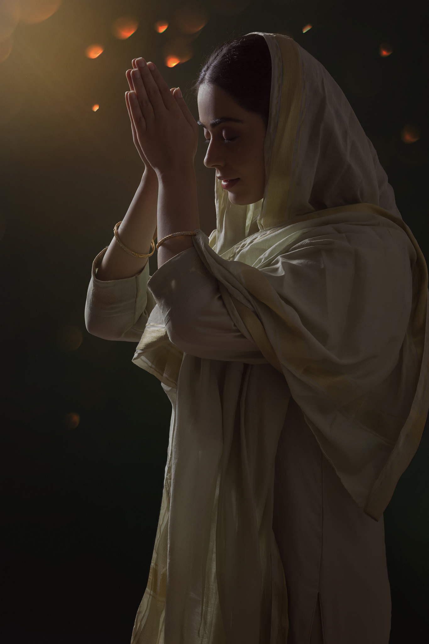 少女祈求时是什么表情？ - 解析虔诚与希望的动人神态
