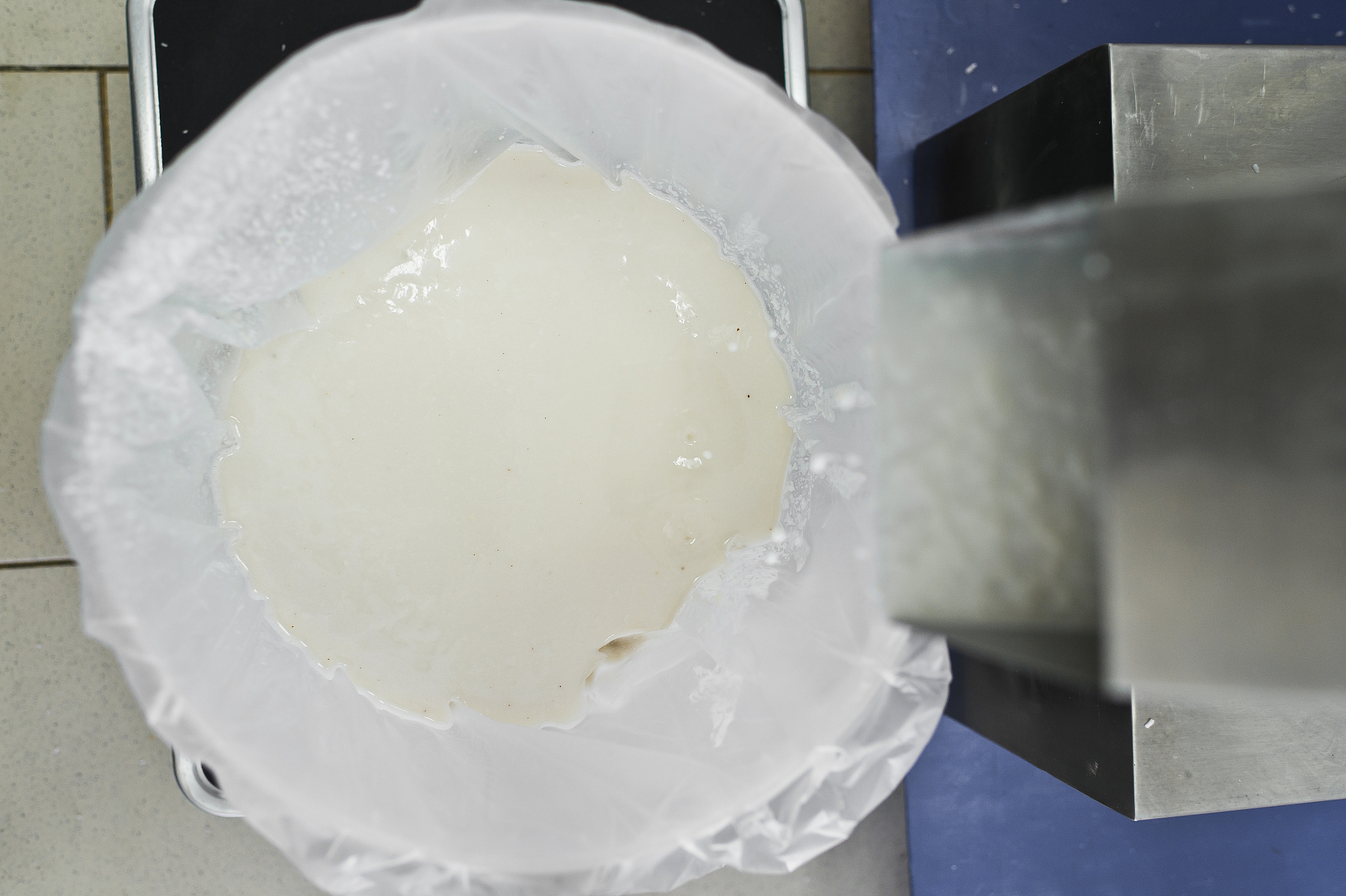 human 以下不属于天然胶粘剂的是。1纤维素。2木质素。3松香。4淀粉。; AI 淀粉不属于天然胶粘剂。;human 为什么解释解释; AI 因为淀粉是一种碳水化合物不具有胶粘性质。而纤维素、木质素和松香都含有类似胶质的物质可以用作胶粘剂。;human 能解释得再详细一点嘛; AI 当淀粉加水后会形成一种流动性较大的液体但它的粘度并不高因此不具有很好的胶粘性质。而纤维素、木质素和松香