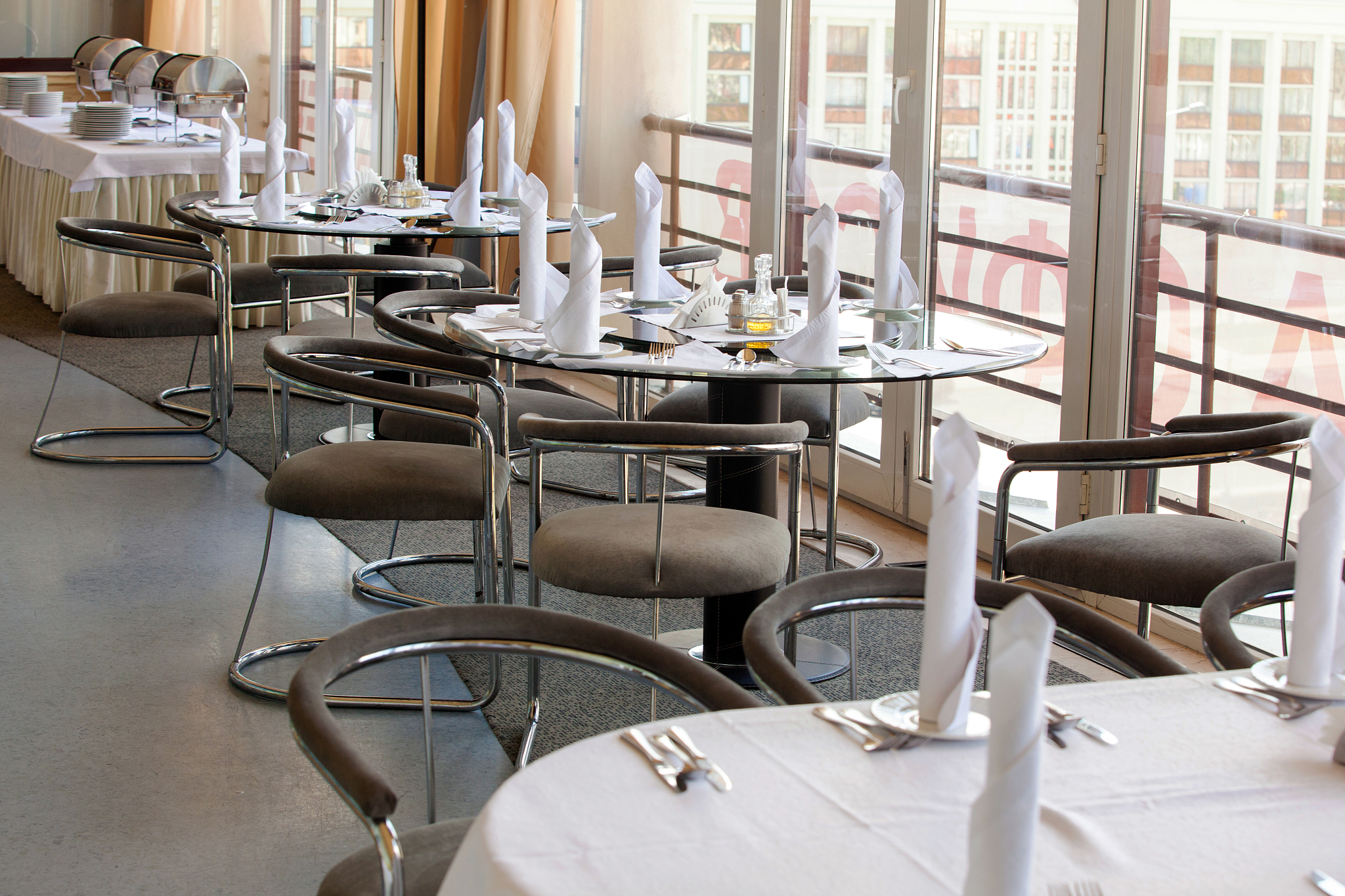 The restaurant falls under Craigs responsibility while Ailsa manages and markets the hotel Antonio on the other hand is in charge of the front desk The hierarchical relationship between superiors and