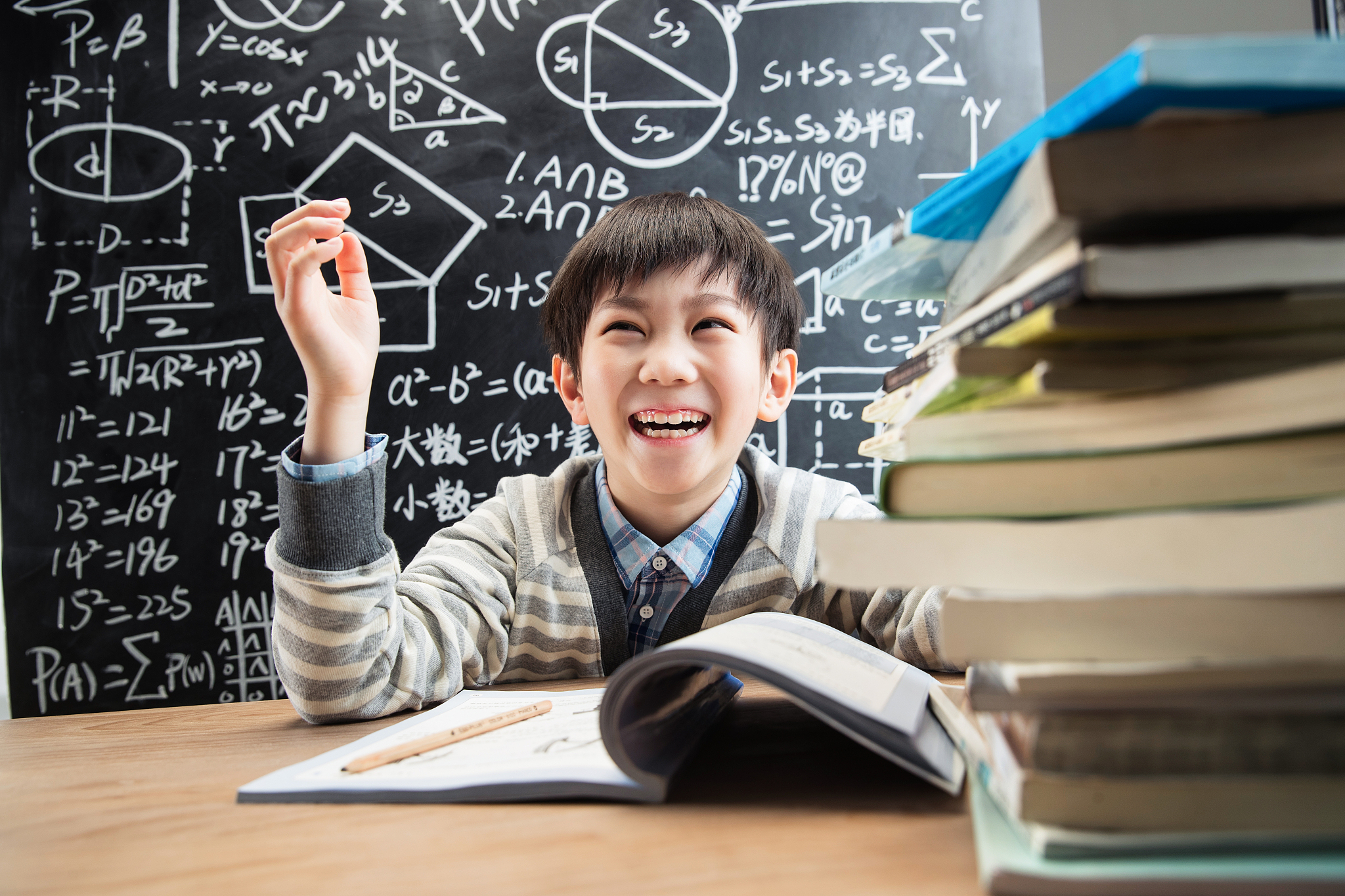 小男孩快乐学习