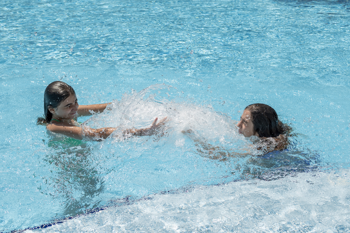 游泳需要美女陪伴吗？享受运动的乐趣，更要追求健康！