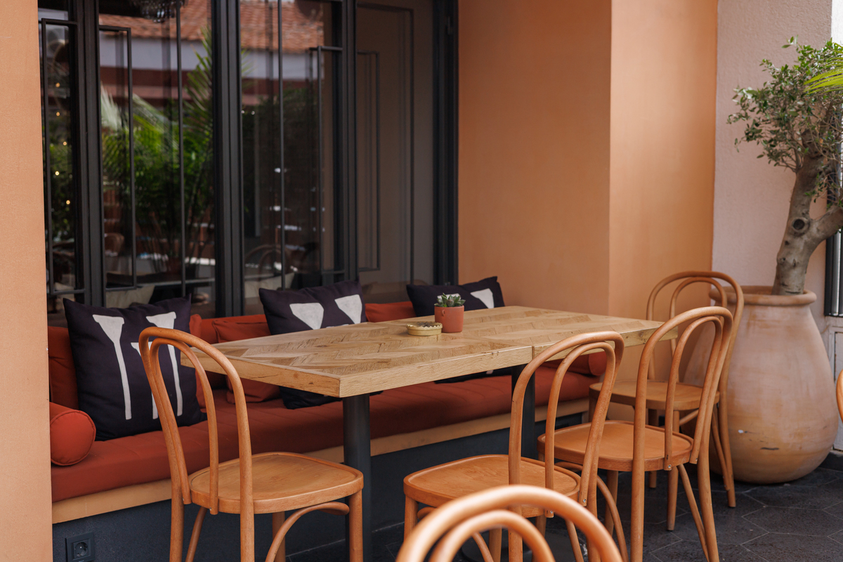 原木侘寂风咖啡厅：在宁静氛围中品味优质咖啡