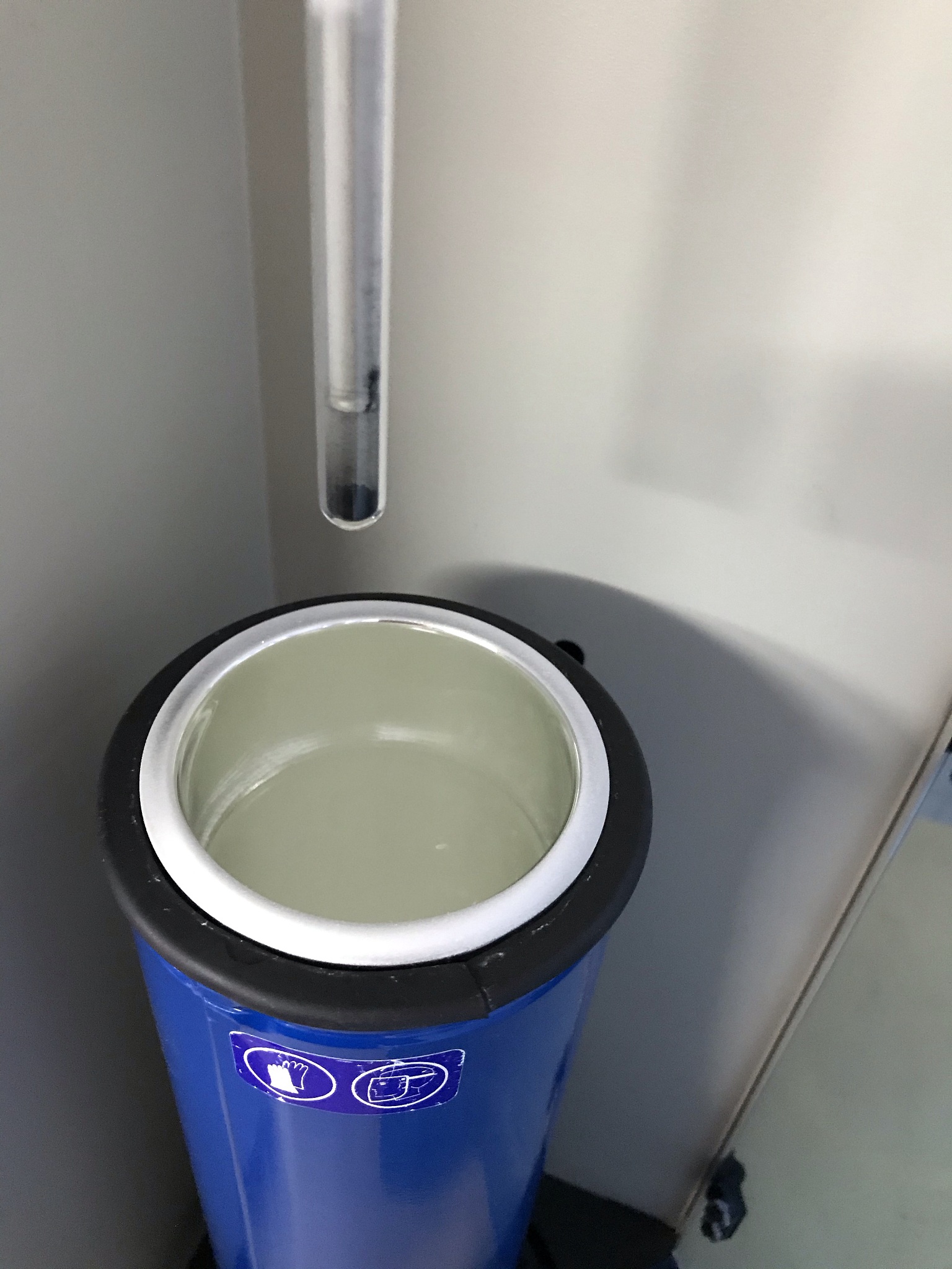 金属在极低温下为何仍有自由电子？