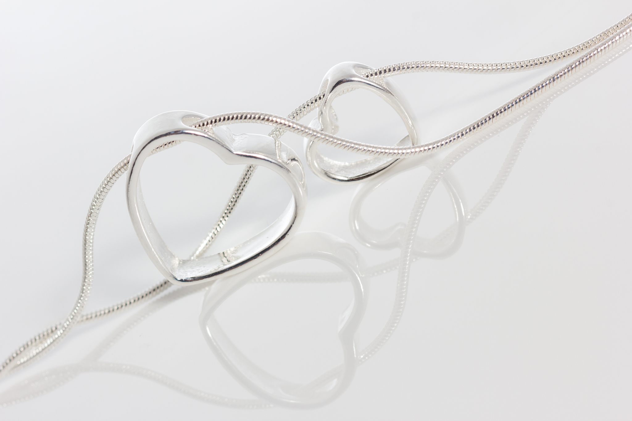 写个的品牌文化稿主题是MEWIN首饰主要卖银饰。并想一个广告语。 需要描写该产品的品牌定位和宣传理念。