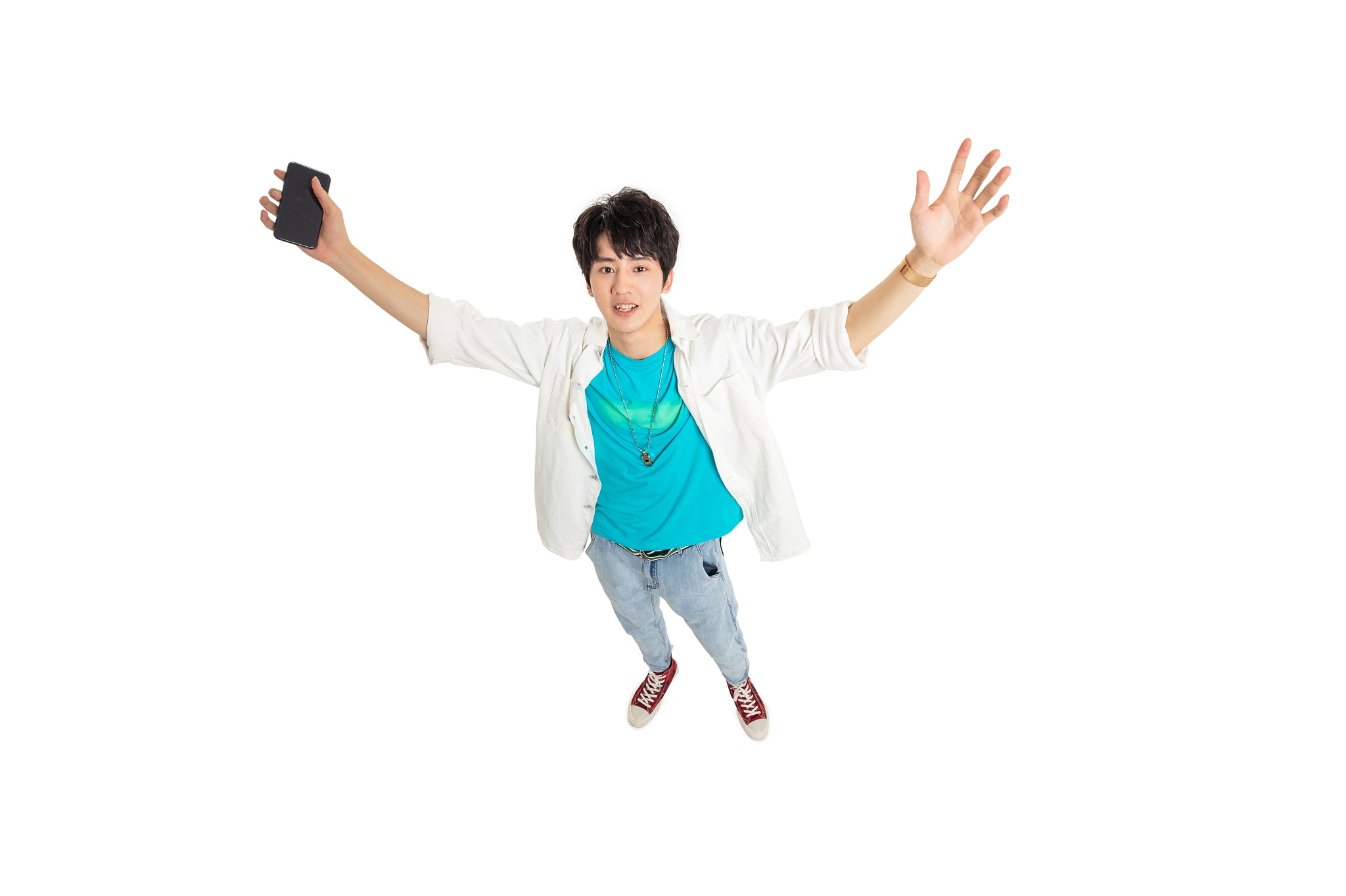 仰着头的年轻男生