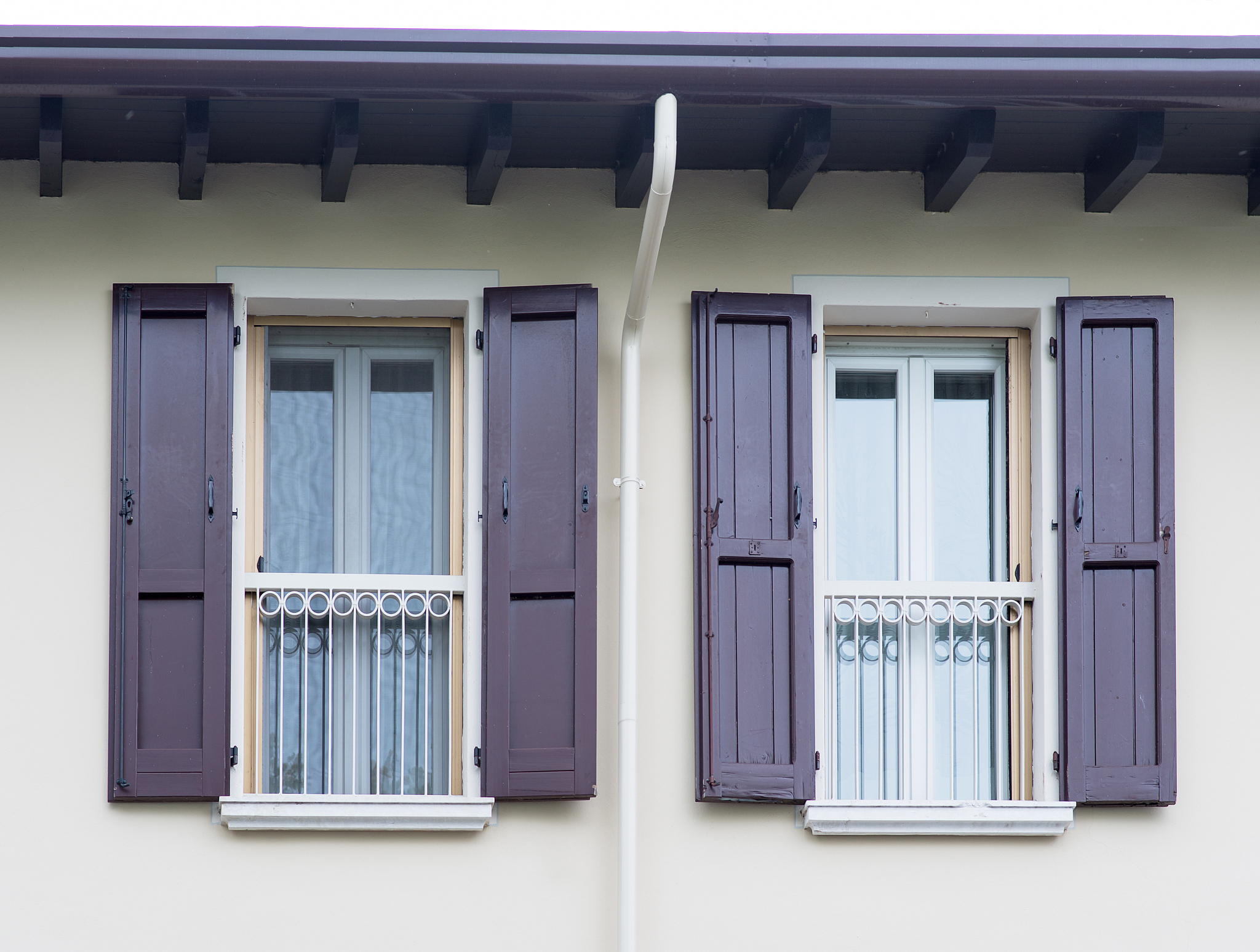 从结构安全、体系系数、窗墙比、外墙屋面传热系数、门窗气密性、采暖方式、改造设备配置方面阐述地产旧改项目的技术效益500字