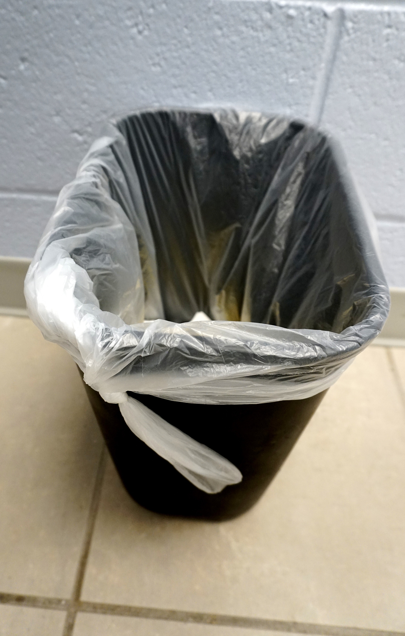 Starting with new innovations such as the microplastic filter and a hoover bag made of recycled material to even more energy-efficient appliances for example in the area of refrigerators we also have