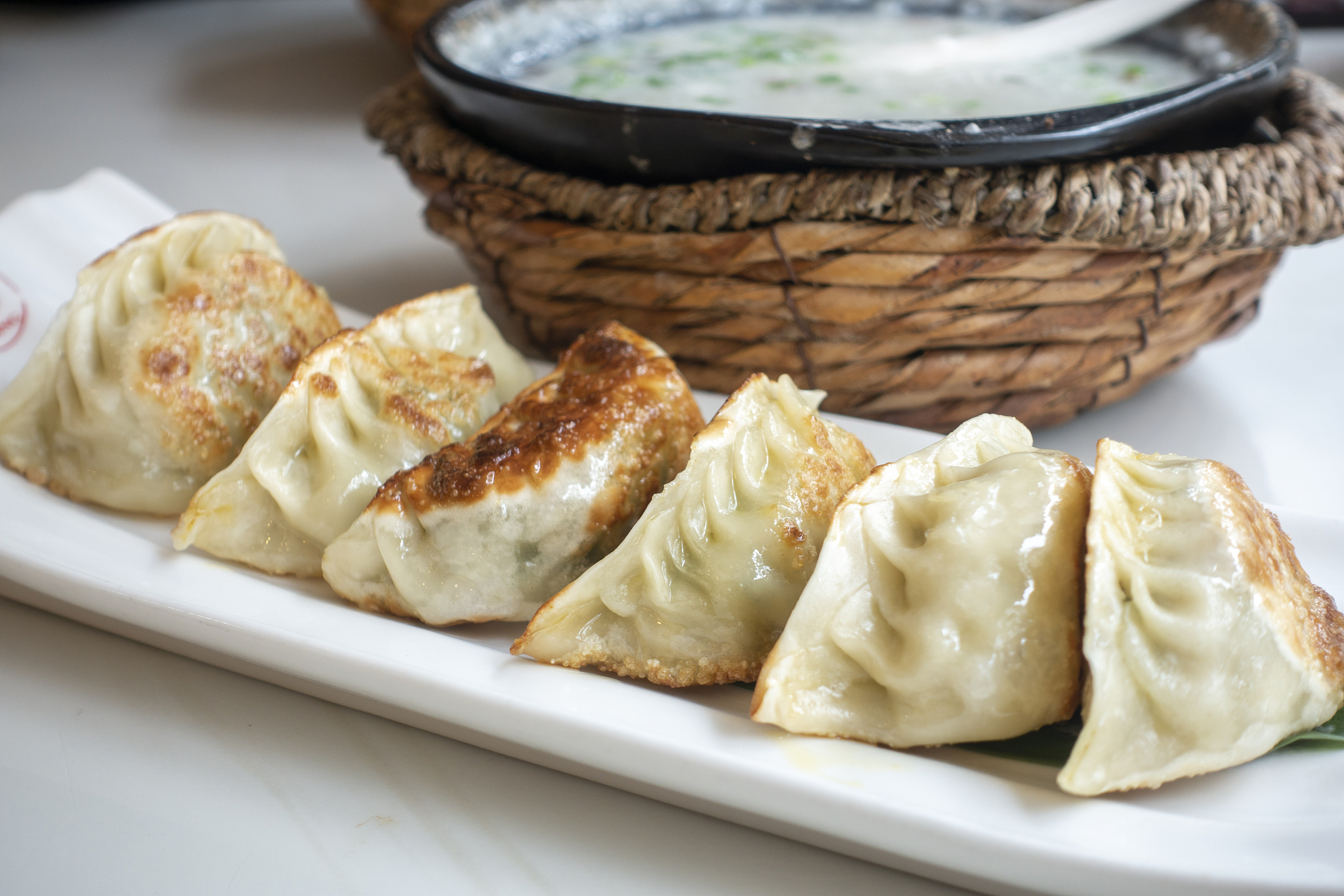 写一篇煎饺：外酥里嫩的传统美食