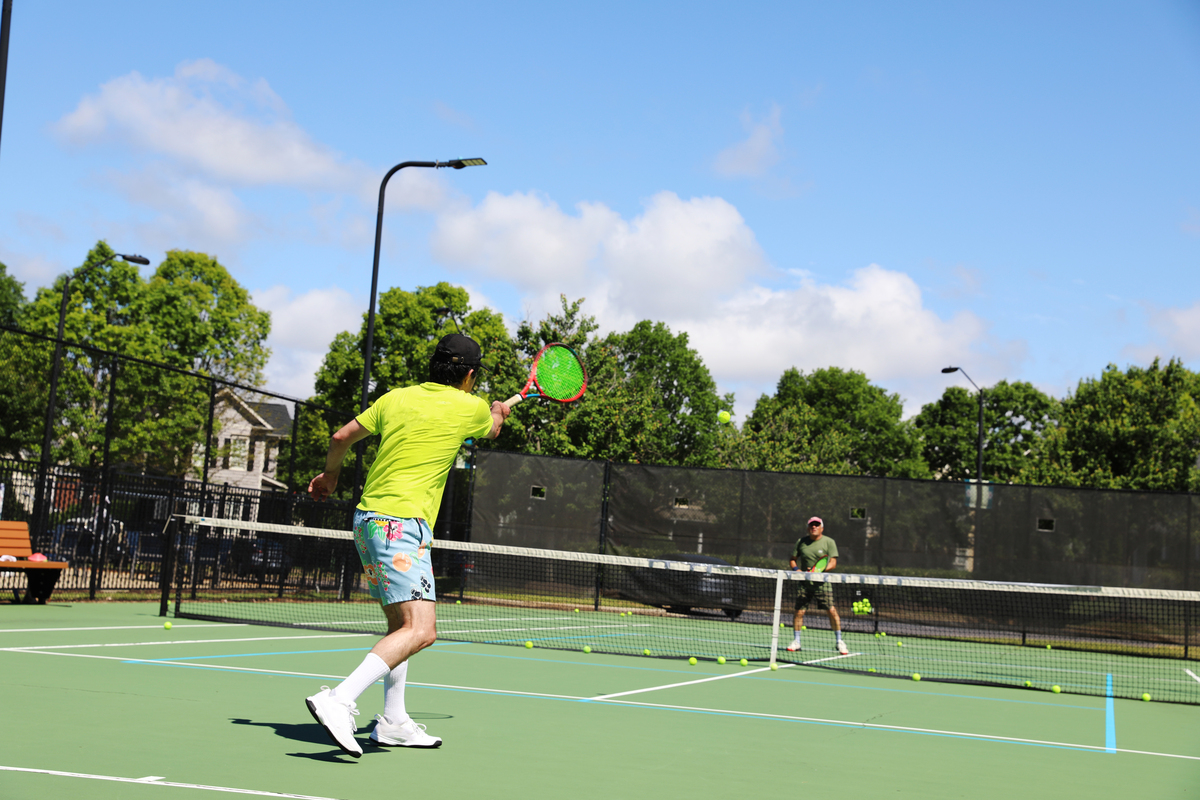 《学习网球课感谢》字数两千字左右。大致内容为：当我在选体育课时我看见了网球脑海中顿时感觉这是一个比较小众的运动坚定了我选它的想法。当我上完第一节课我觉得很兴奋可是转瞬又把老师下课要多练练动作的叮嘱给抛在脑后然后后来上课动作也不规范击打铁丝网时练的也不好。老师对我的表现看在眼里一次次的纠正我叮嘱我下课要多练习可下课后又忘却了。加之当时课程也多稍微有点时间想的都是玩一会休息一下直到下一周上课