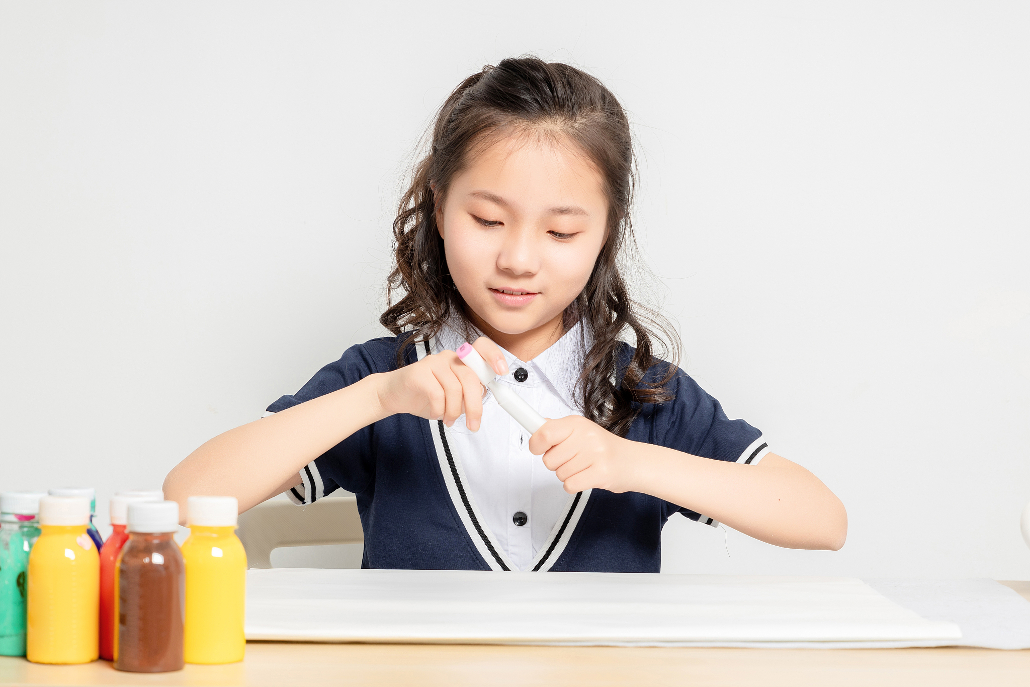 正在画画的亚洲小学女生