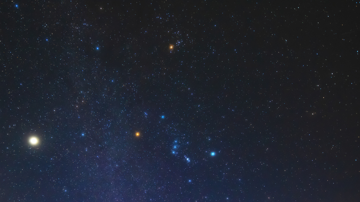 猎户座星座和银河星辰在黑暗的乡村天空中