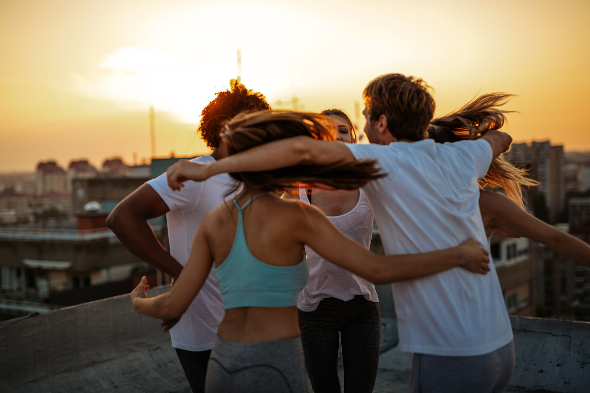 新同学小芳来了！