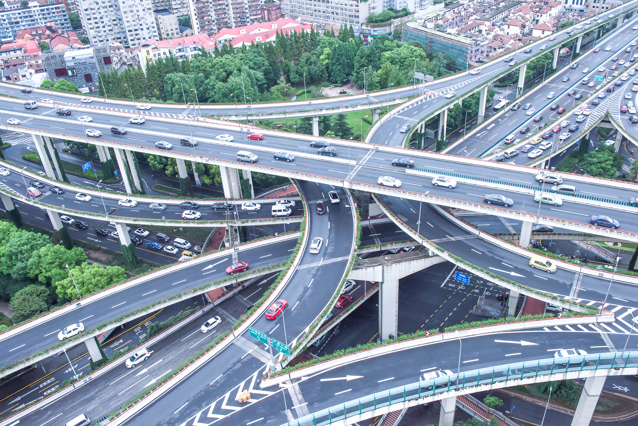 详细扩写：高速公路是国家经济发展的重要基础设施