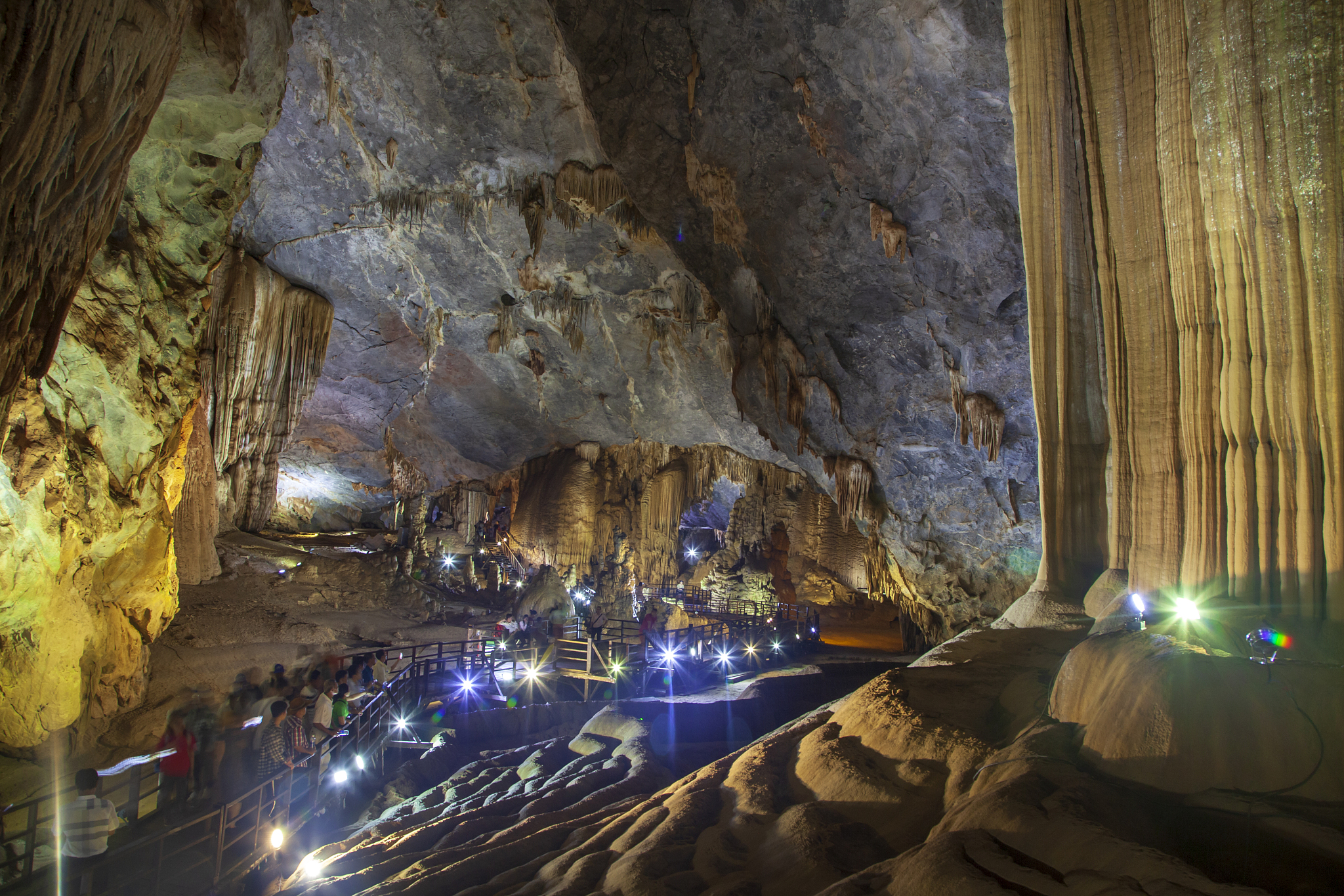 paradise cave (thien duong cave), vietnam. stolctites and stolog