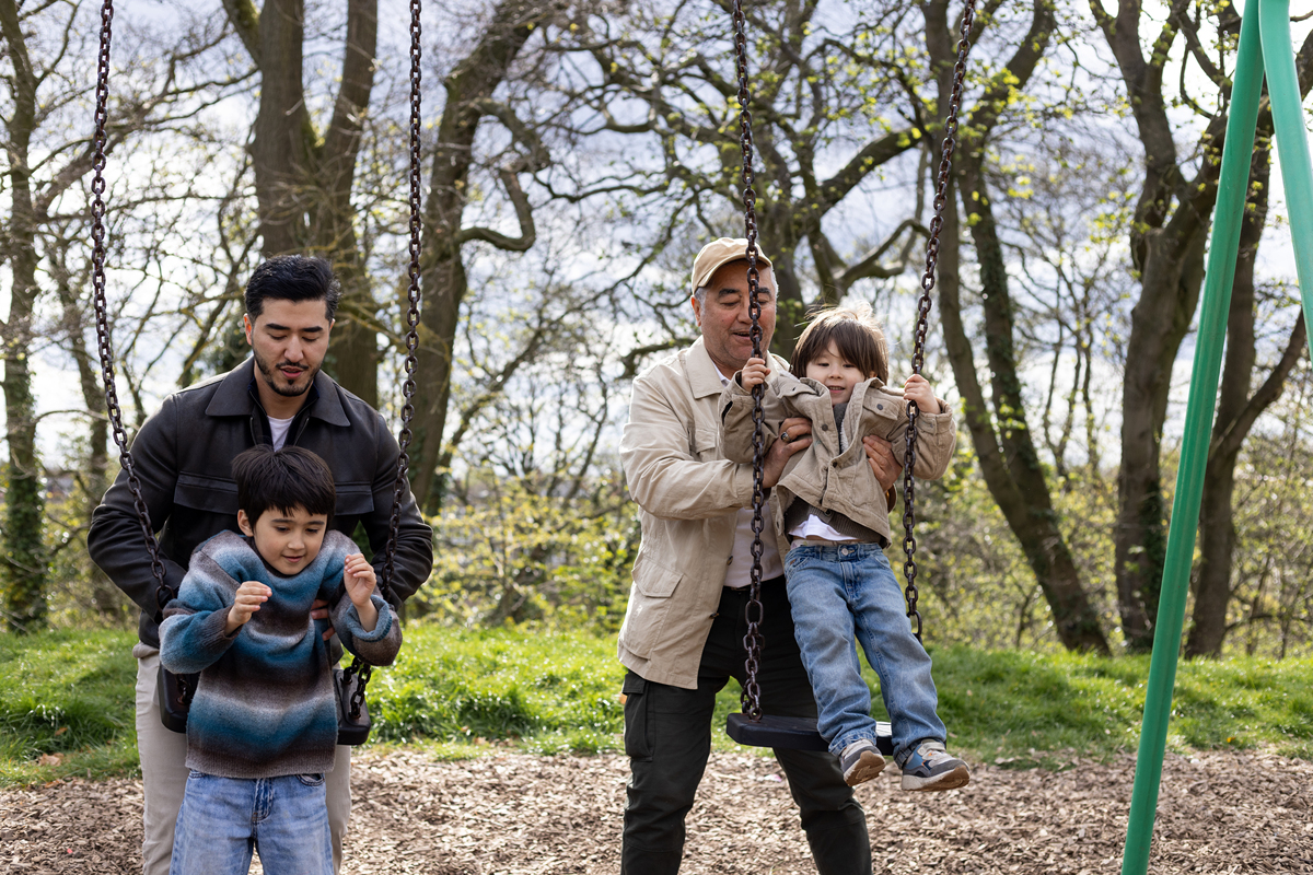 电视节目《爸爸去哪儿》非常火爆节目中的明星爸爸因平时与孩子相处的时间不多开始时在孩子面前不知所措。随着节目的进展一直和孩子泡在一起的爸爸们终于越来越成熟越来越有招和孩子之间的感情也越来越深。这让我们体会到 A 严也是一种爱B 父母与子女之间应加强沟通交流C 父爱如山往往深沉严格D 子女与父母之间的关系不可选择分析为什么B选项正确其他选项错误的原因