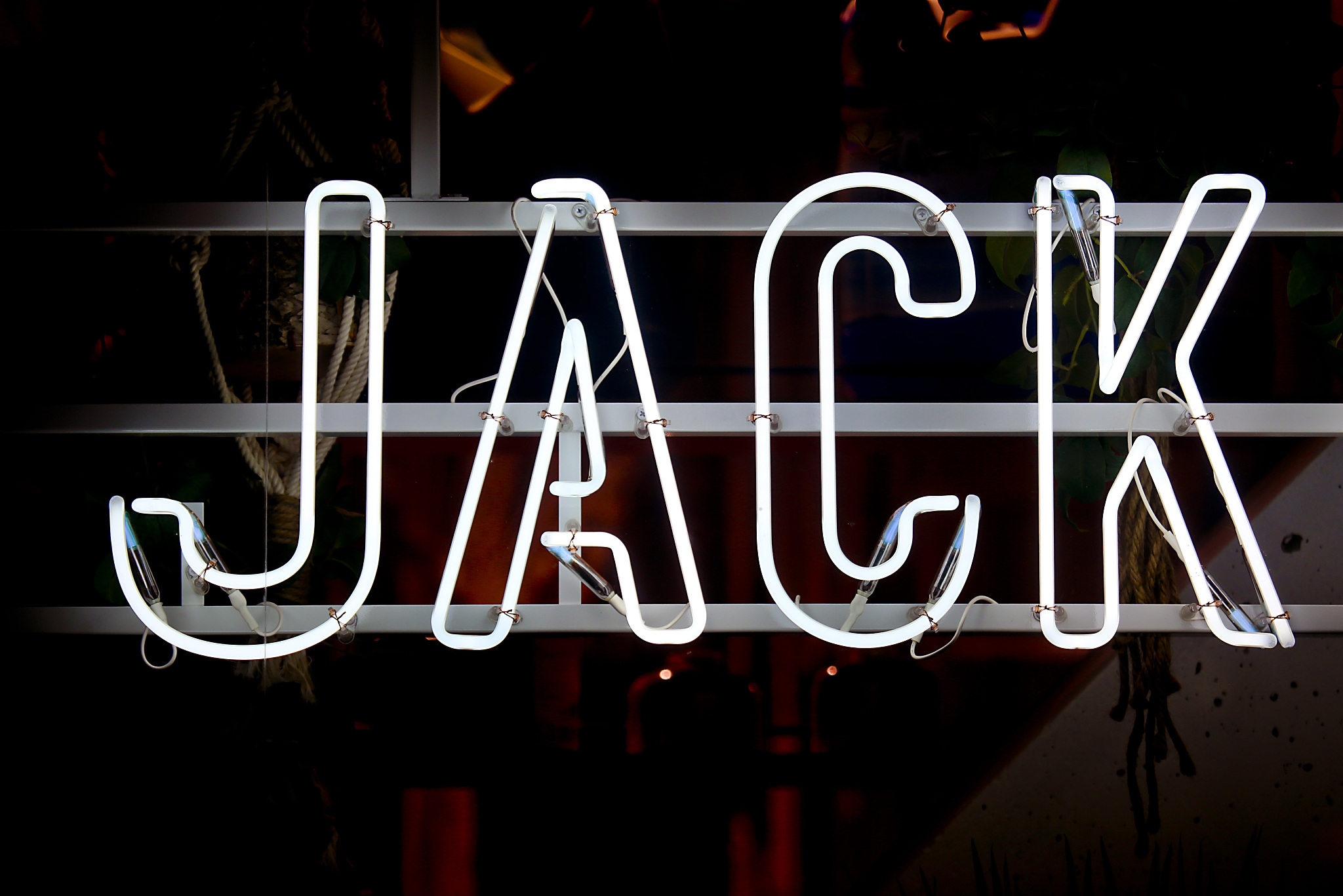 KMDQEJ 能组成什么英文单词？