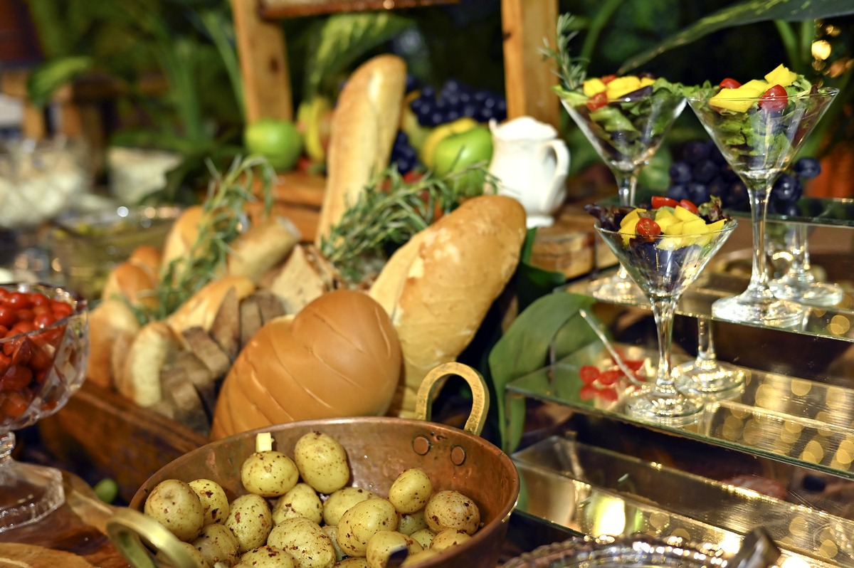 以 法国文化的浪漫之魂：艺术、美食与时尚的传统为题写一篇1200字文章