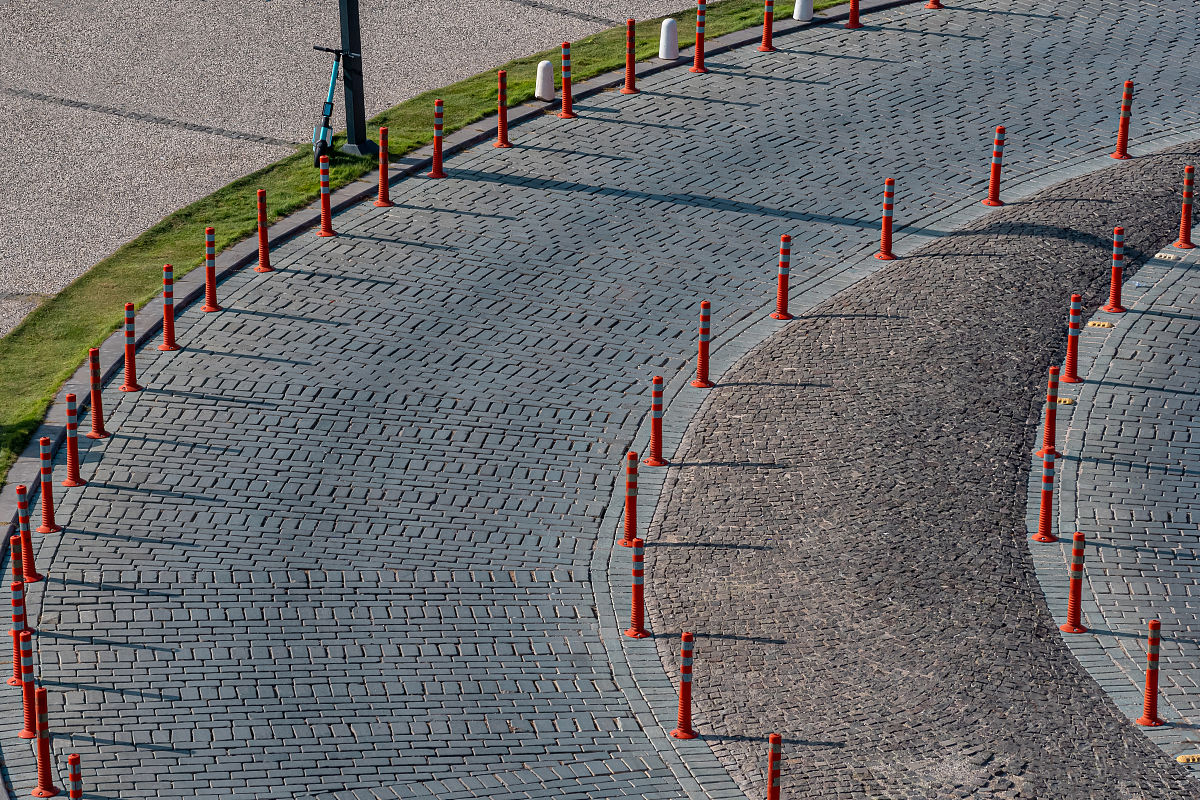 利用室内边坡物理模型试验对其在后缘补给充分情况下深层软式透水管的排水效应 及机理展开研究。研究结果表明：透水管的倾角对边坡渗流路径及排水量产生重要影响倾角缓处易形成强的渗流通道；边坡在后缘丰富水头压力作用下渗流场发展 从后缘底部及两侧向中部呈包围状渗流而趋于饱和。保持原意改写