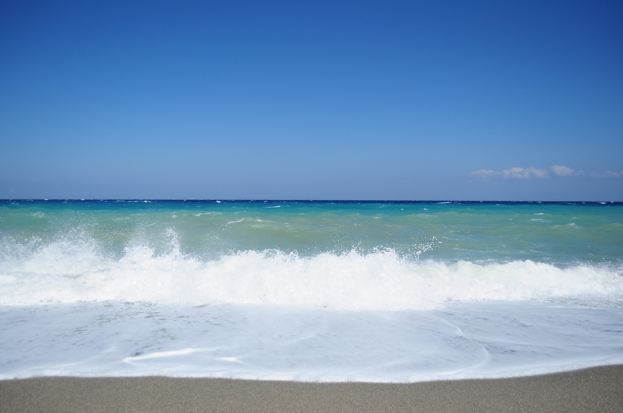 浪花拍击着沙滩改为拟人句