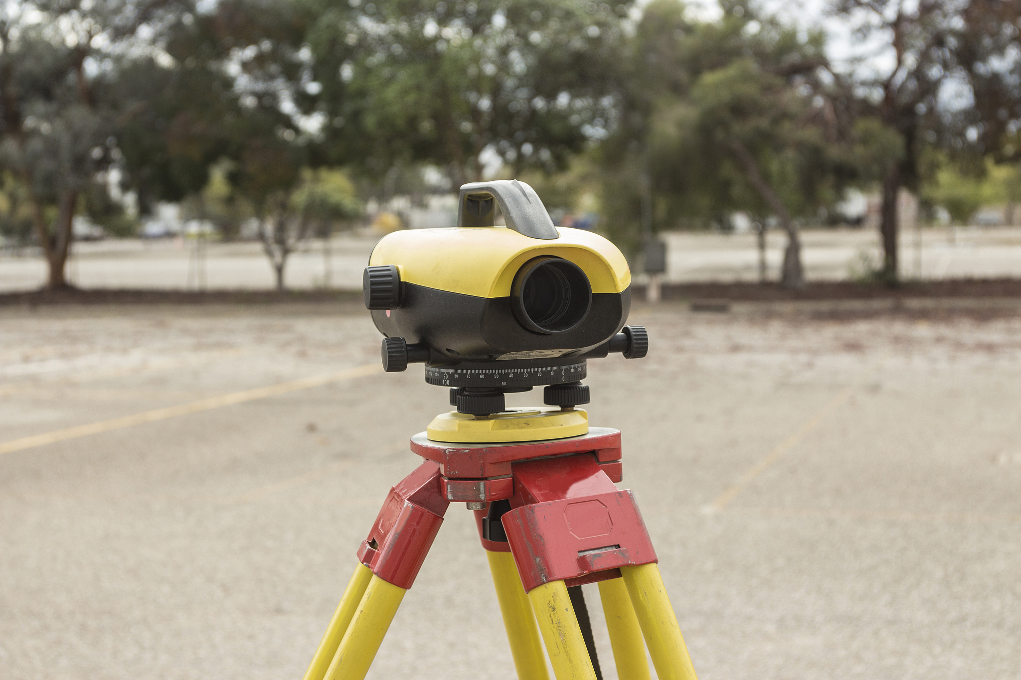 水准仪 - 高精度测量地面高程的仪器