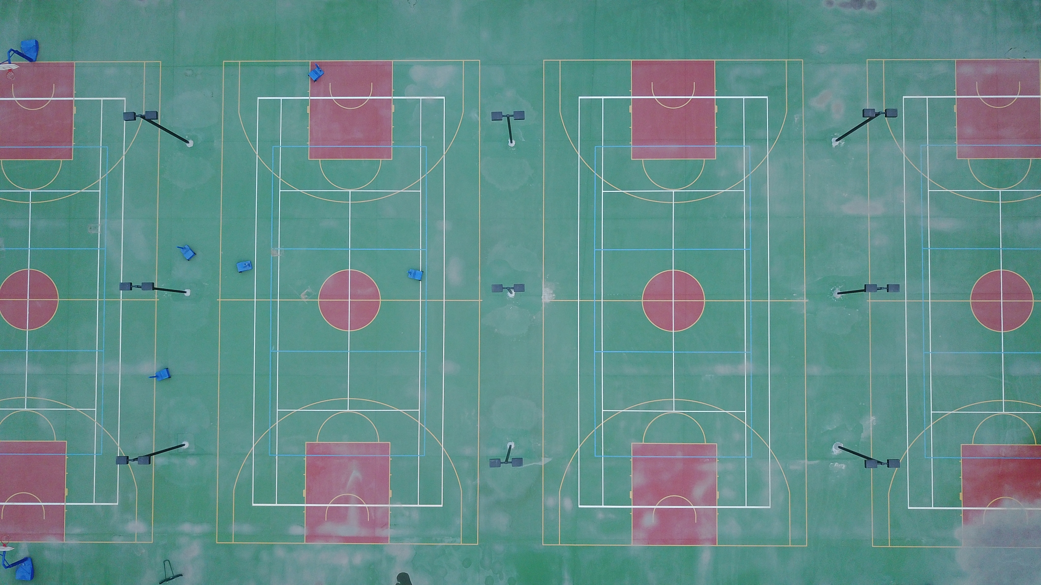 篮球场长28米宽15米比例尺1比250