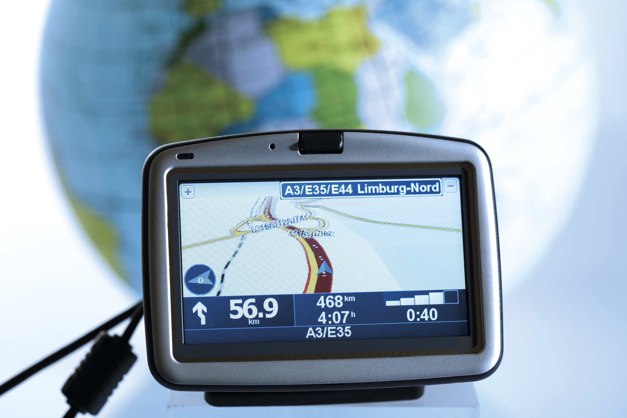 DME导航设备工作原理详解：如何测量飞机与地面导航台距离