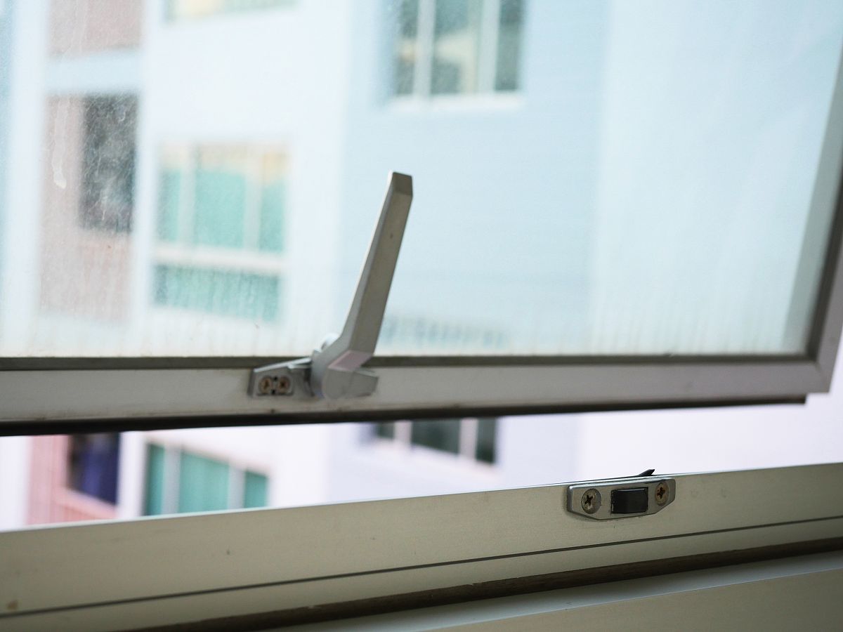 往外推的窗户被风吹的拉不回来怎么回事帮我用200字详细描述