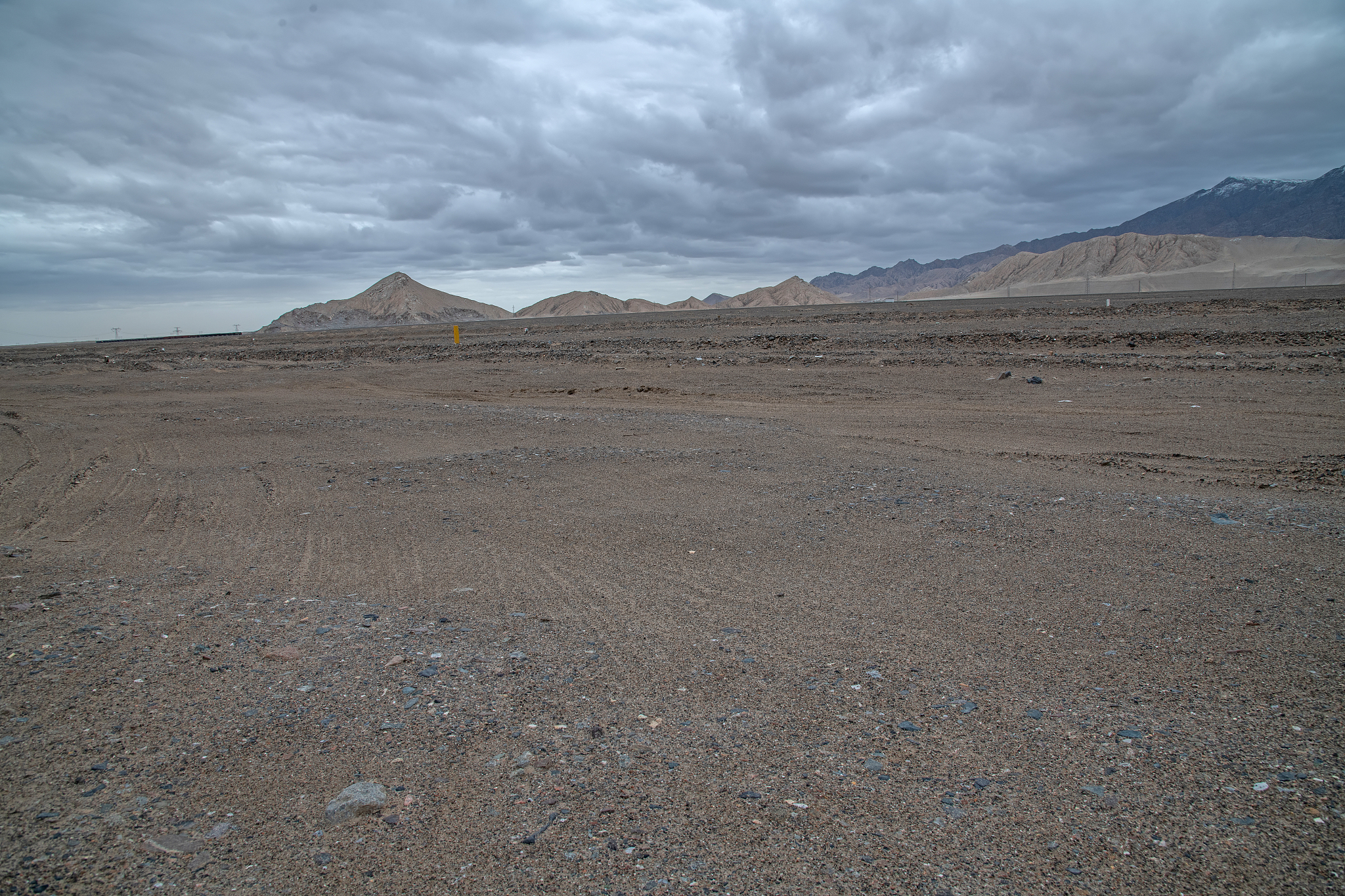 dirt road along qinghai-tibet highway