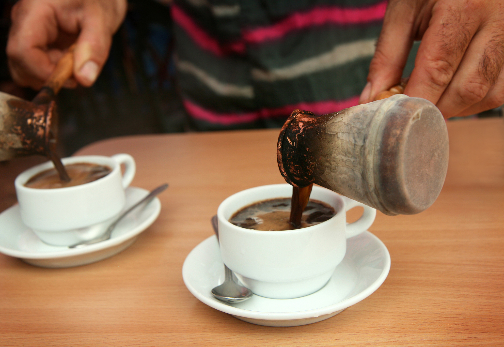 一个仙风道骨的老头在煮丹汤咖啡地上散落着道具椰子咖啡豆奶牛。忽然他停下手里的活左边闻闻右边闻闻随后跟着香气飞了出去最好是平行移动。从灌木丛里的偷窥视角两个旅者正在休息喝着咖位的咖啡老者手指一指吹了一口仙气他们的书包便自己打开了飞出来两瓶咖位飞到老者手中老者调出一口原料欣然归往一蓑衣一舟一咖位一鱼竿！你觉得怎么样可以直接的说。并给出改进意见帮我改进一下