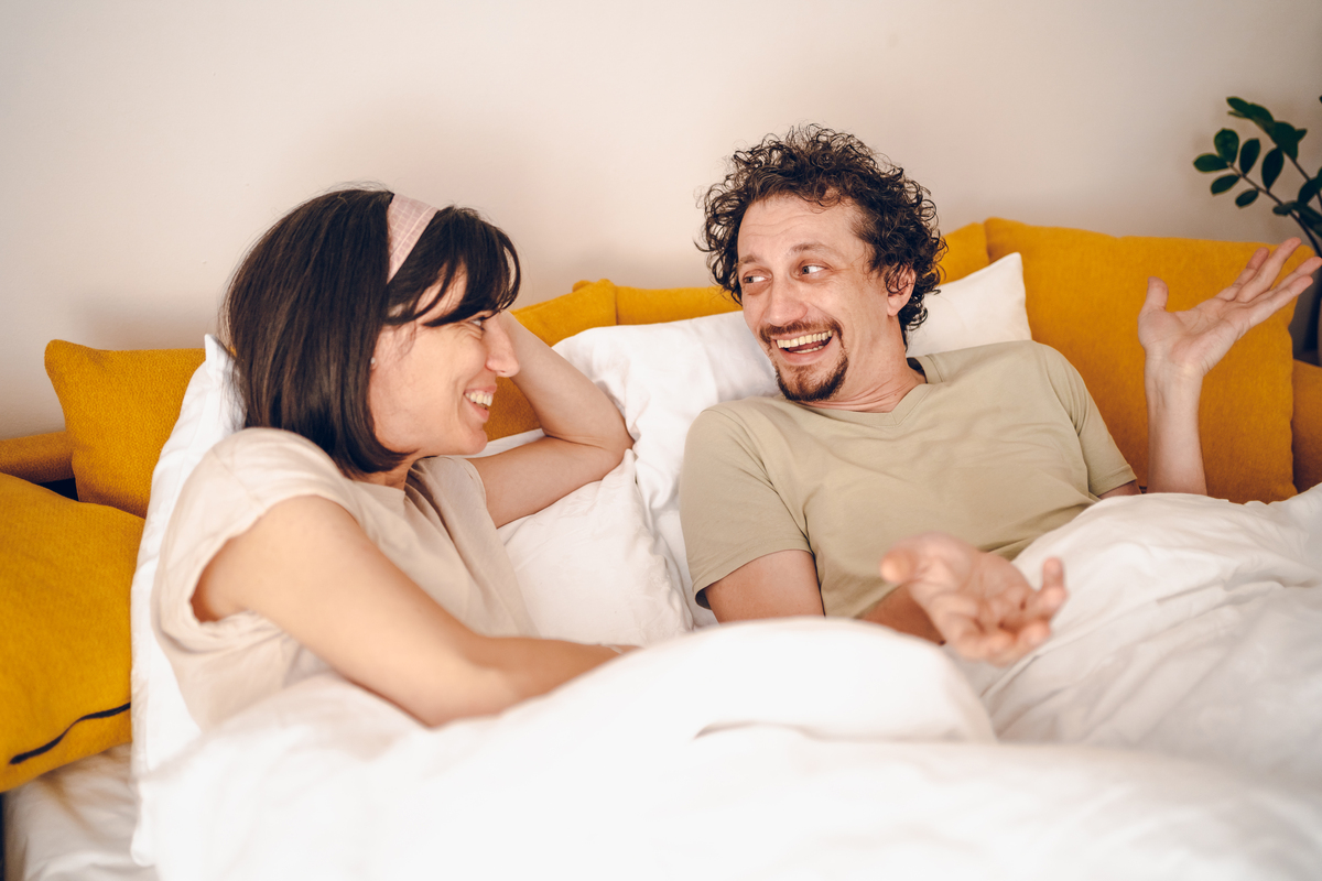 夫妻分床睡是不是没感情了？以此为题写一篇800字的文章