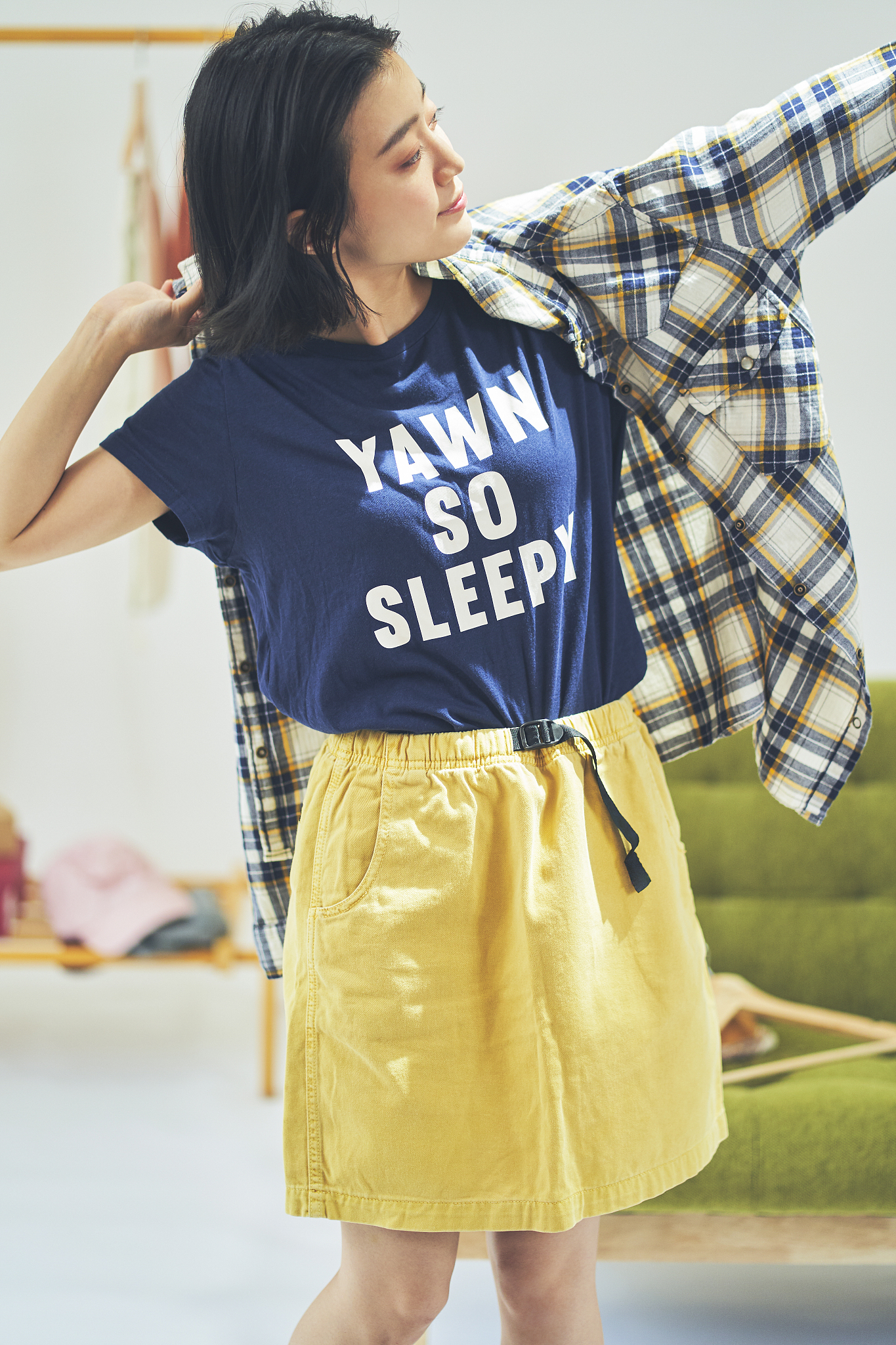 夏日随性穿搭指南：复古格纹、明黄色连衣裙与字母印花T恤