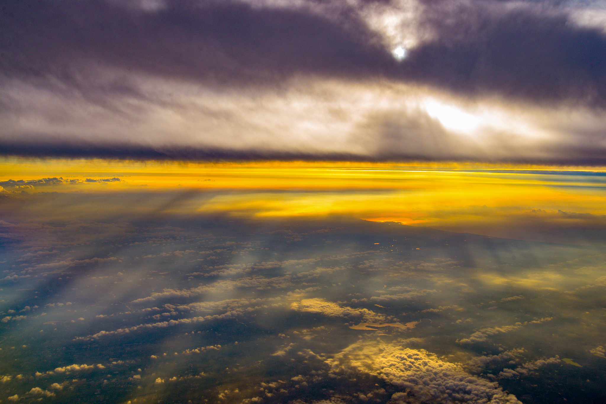 用800字左右将下面的文段内容进行整合要符合逻辑形文段如下：本单元是五年级上册第三个学习单元共2课分别是第六课《我们神圣的国土》第七课《中华民族一家亲》。以知道祖国辽阔认识祖国壮丽山河理解地形差异与人们生活关系知道中华民族是由56个民族组成的大家屈各民族人民互相尊重、平等交往、和睦相处构成主要逻辑。本单元旨在引导学生从整体感受相围疆域的订居 认识祖国壮丽的山河了解灿烂辉煌的各民族文化从而产生自豪感