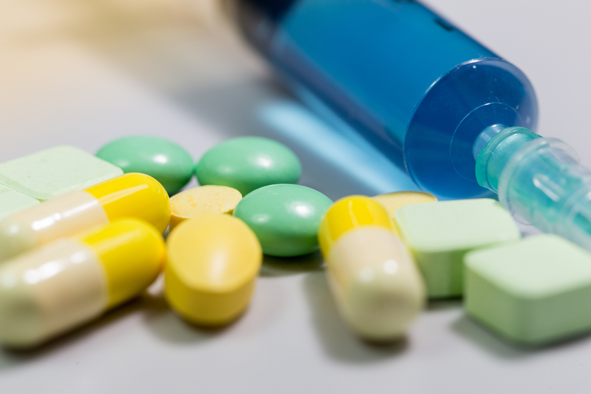 真菌性角膜炎治疗方案中关于抗真菌药物治疗的具体说明至少300字