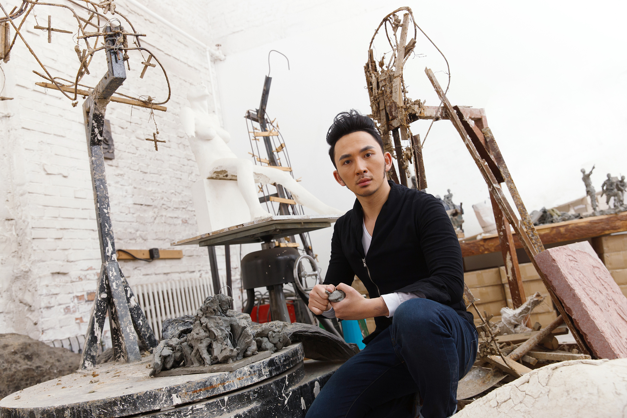 青年男人在雕刻工作室