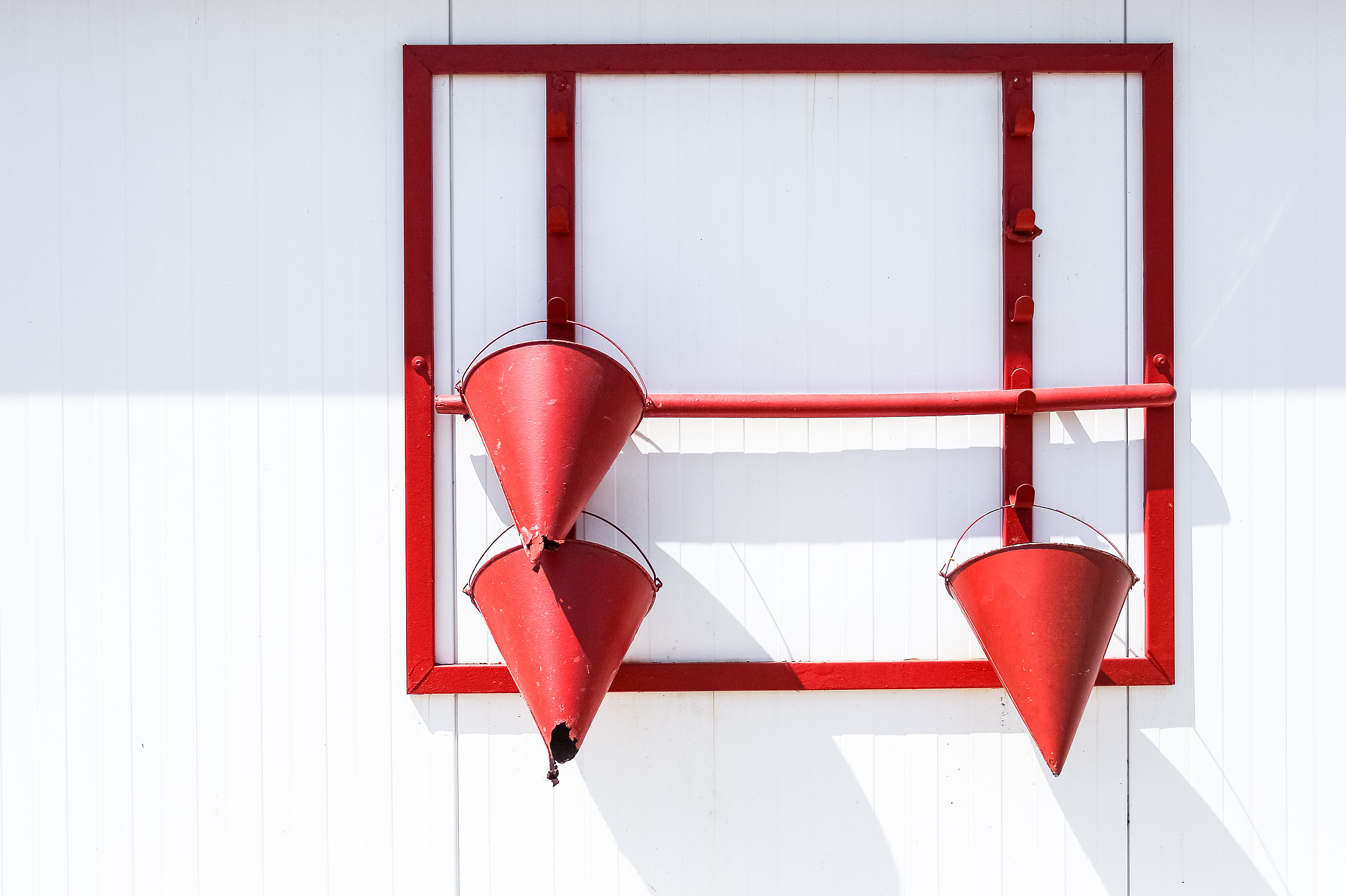 志愿者实地检查灭火器压力和标识牌情况 -  提升消防安全意识