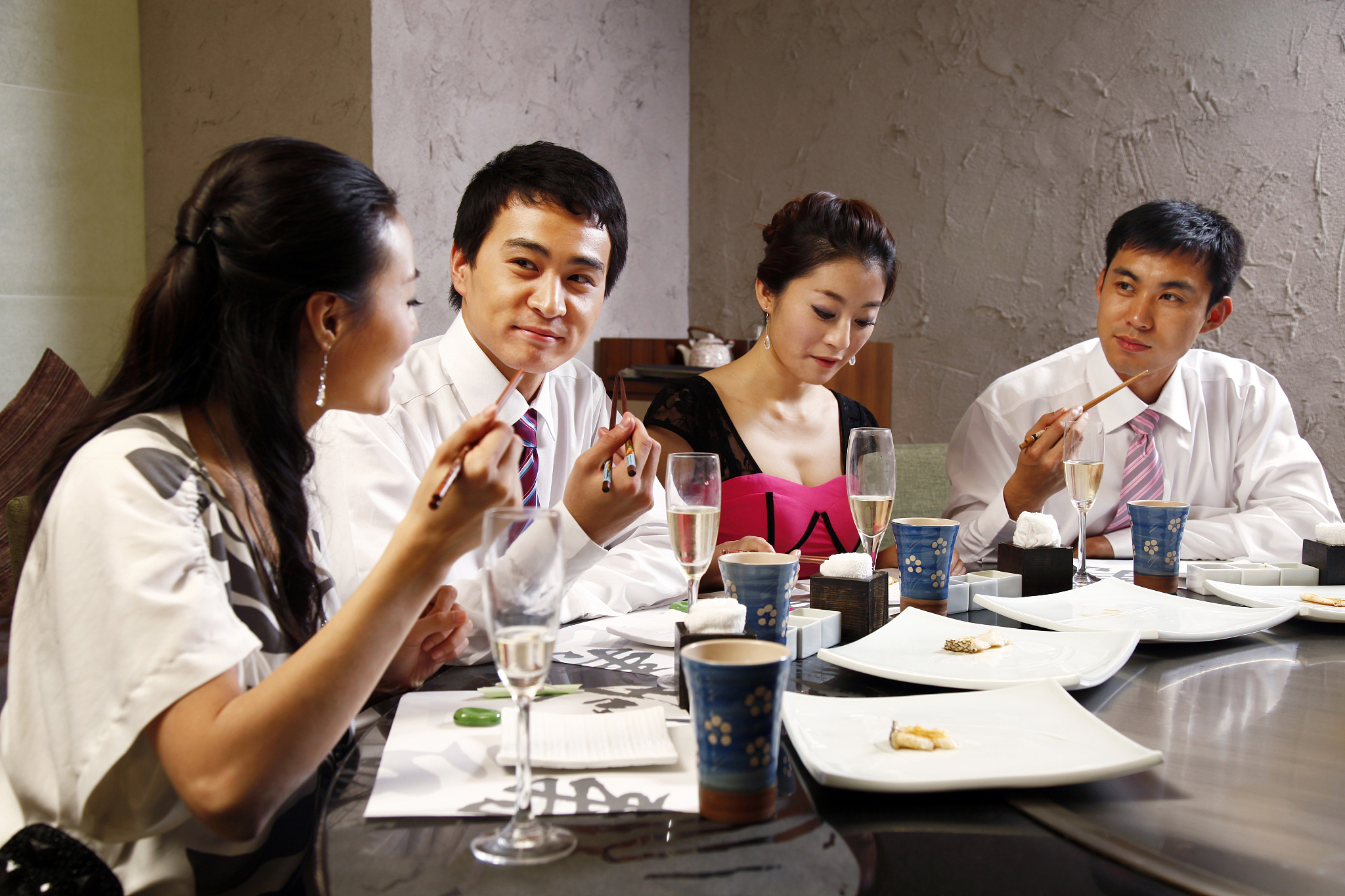 公司业务部门聚餐，庆祝业绩，增进团队合作