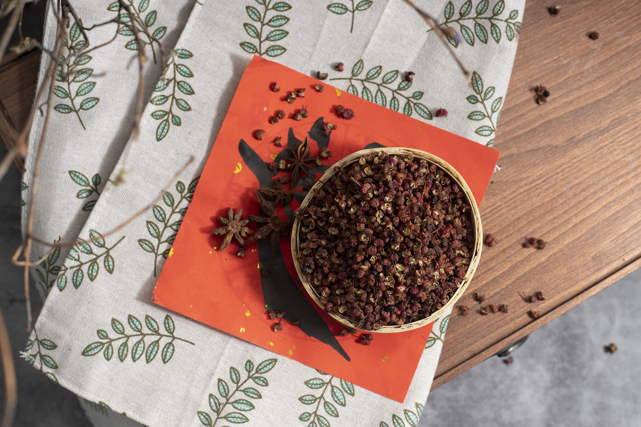 花椒用途十分广泛可食用、药用、榨油、调配香料等。花椒作为传统的调味佳品国内、国际市场需求量非常大经过深加工制成花椒粉、花椒油、花椒酱等潜力巨大。花椒果皮和叶含有大量的挥发性的芳香油是制作香精的原料。把这句话换个表达方式