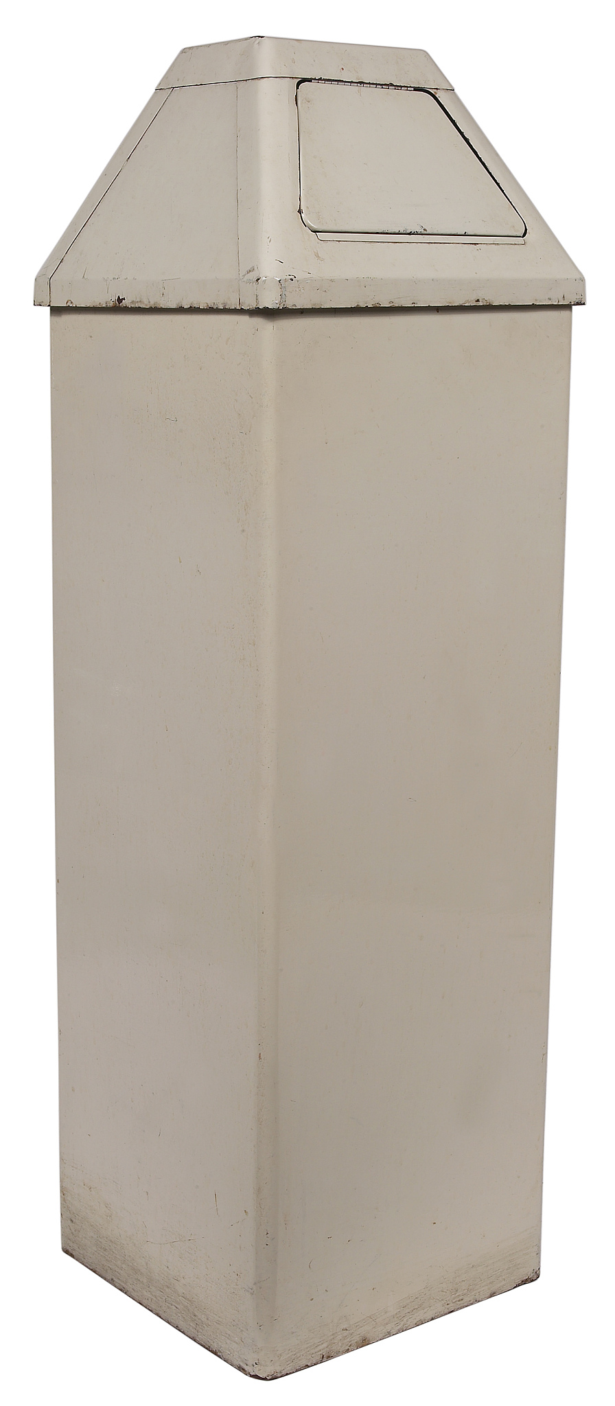 请翻译现场见包装箱右侧靠近集装箱箱壁位置水湿更严重那里正好是破洞的正下方。