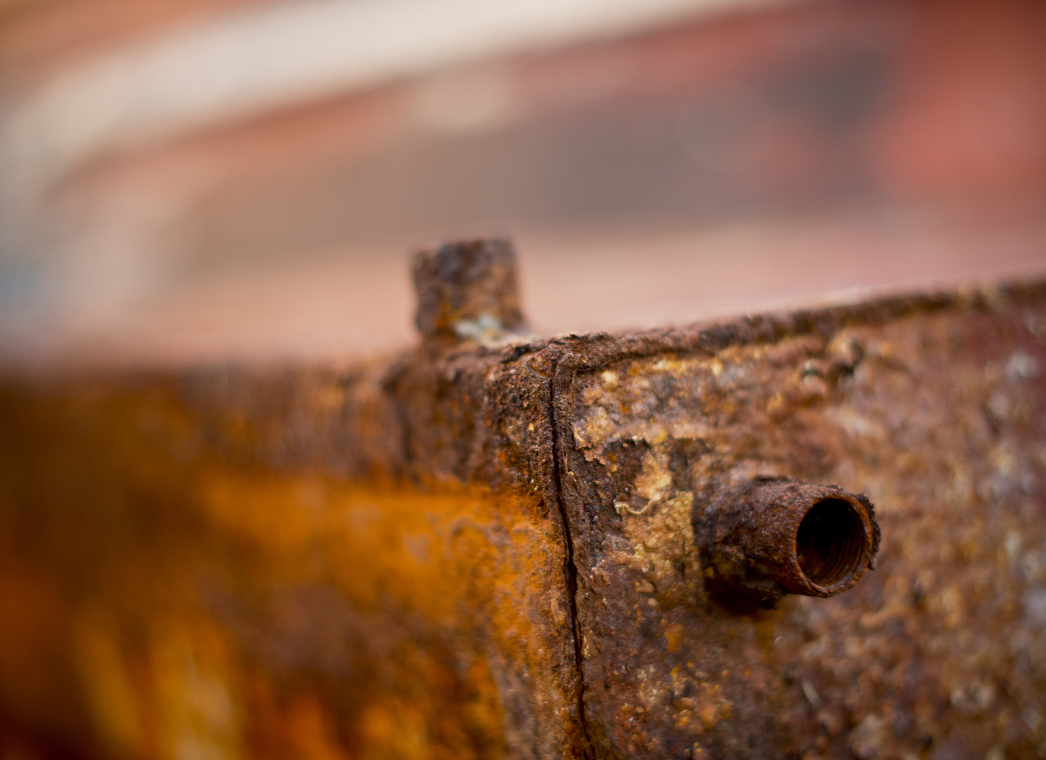 铁块在水中浸泡多久会生锈？8个月 VS 4个月后取出