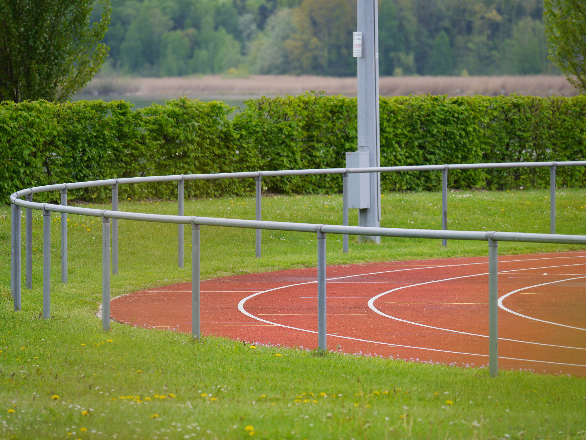 400米跑道最外圈大概多少米