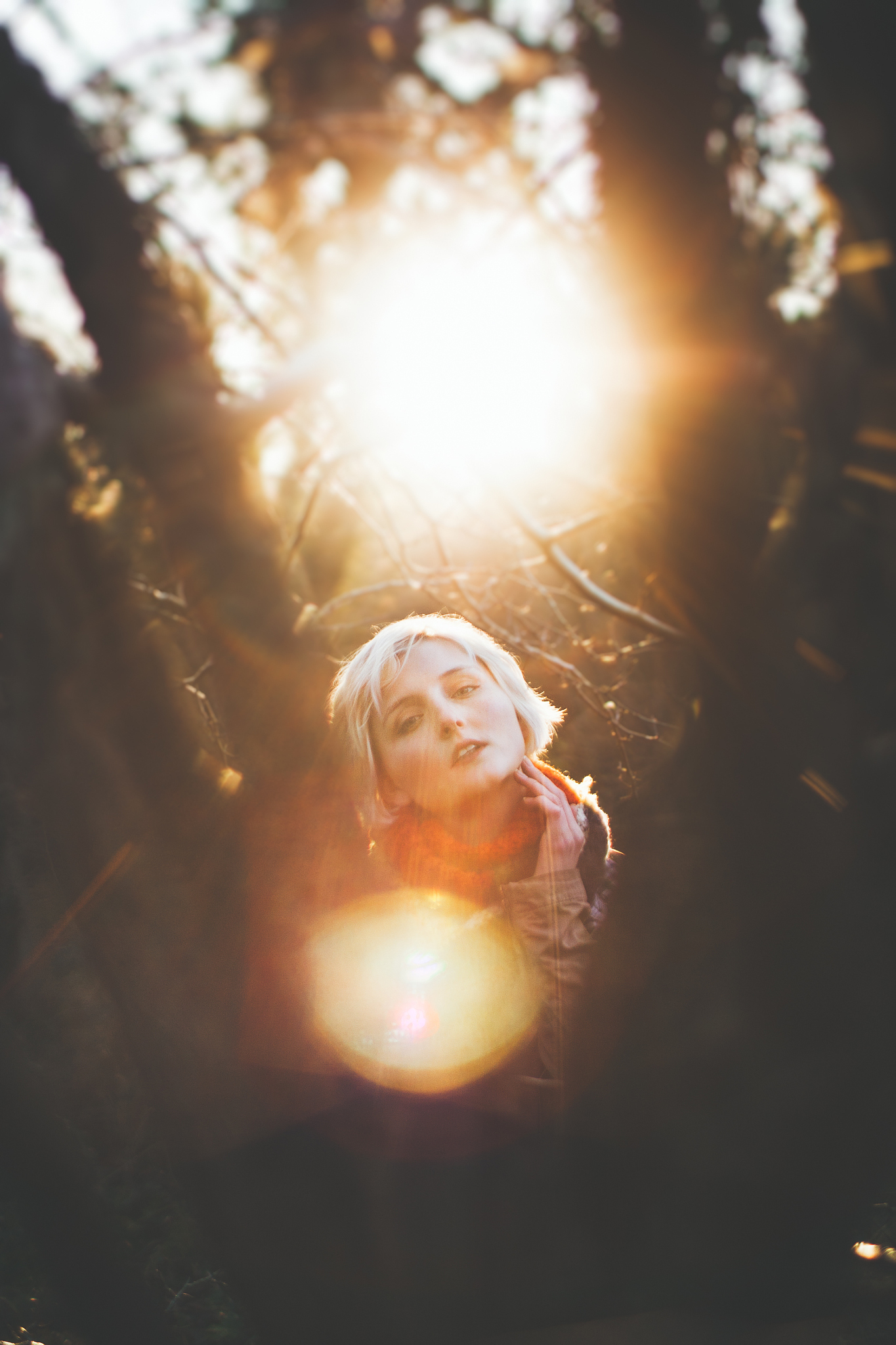 光影碎片：女子消散在光束中的唯美摄影