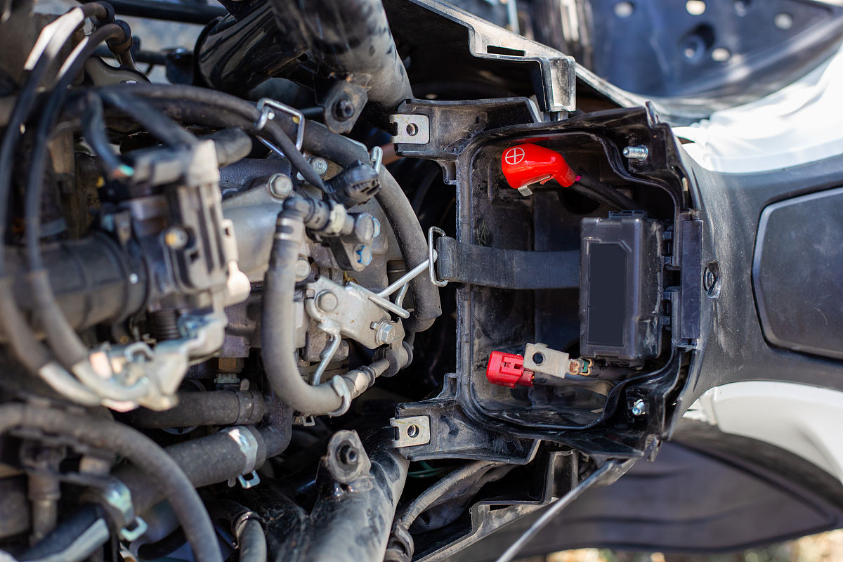 摩托车小忍者350缺缸了是不是拉缸了？我裸机启动也照样缺缸还烧机油