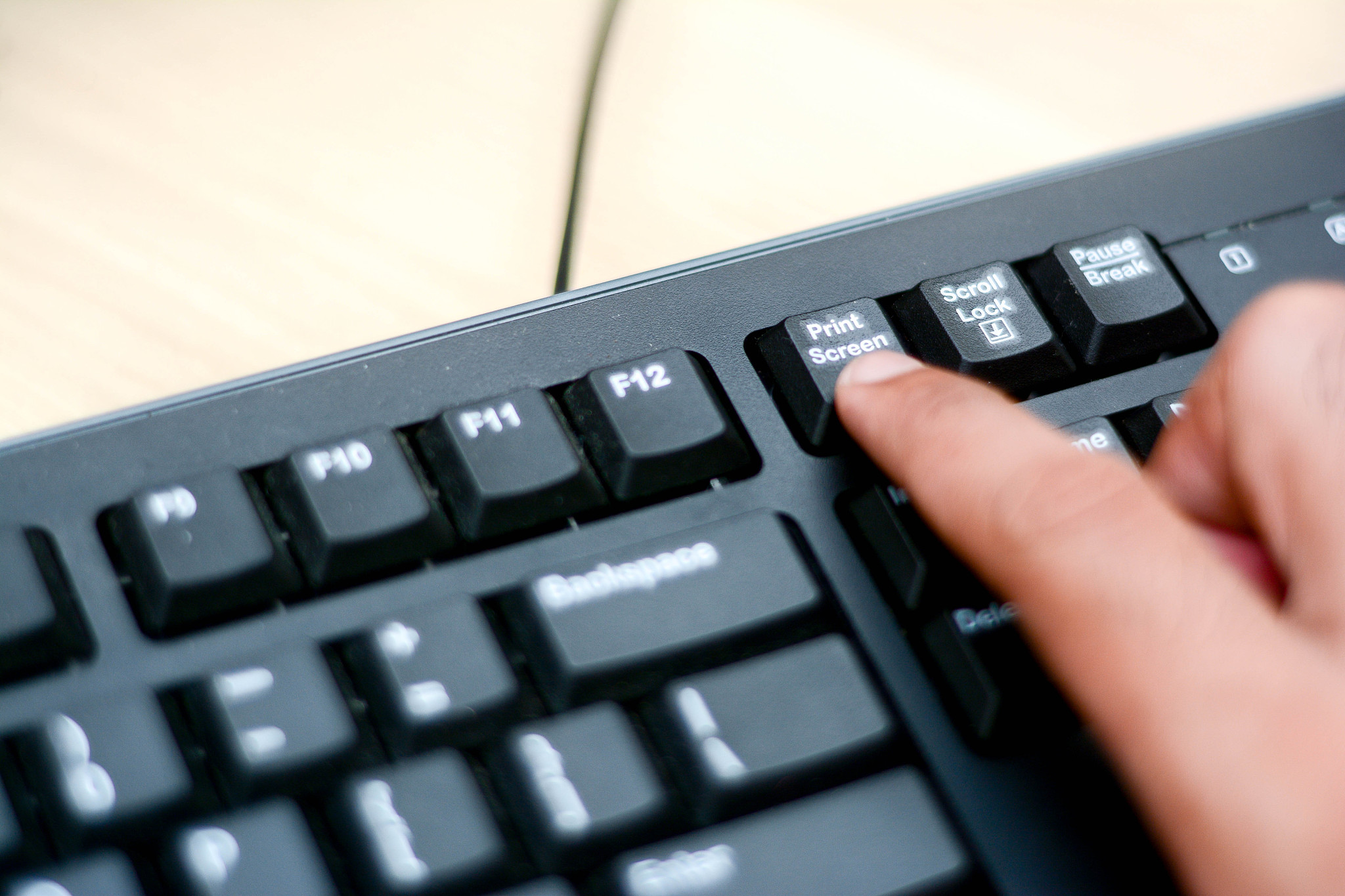 1我能确定键盘肯定连接没问题。连接口也没有松动和脏污。2我已经用另一台笔记本试过了。3键盘是有线的。4圆口的和USB的我都试过了没用。5我已经用三个键盘试过了。