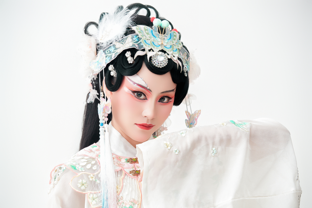 身着传统中国戏服的亚洲美女,背景为白色