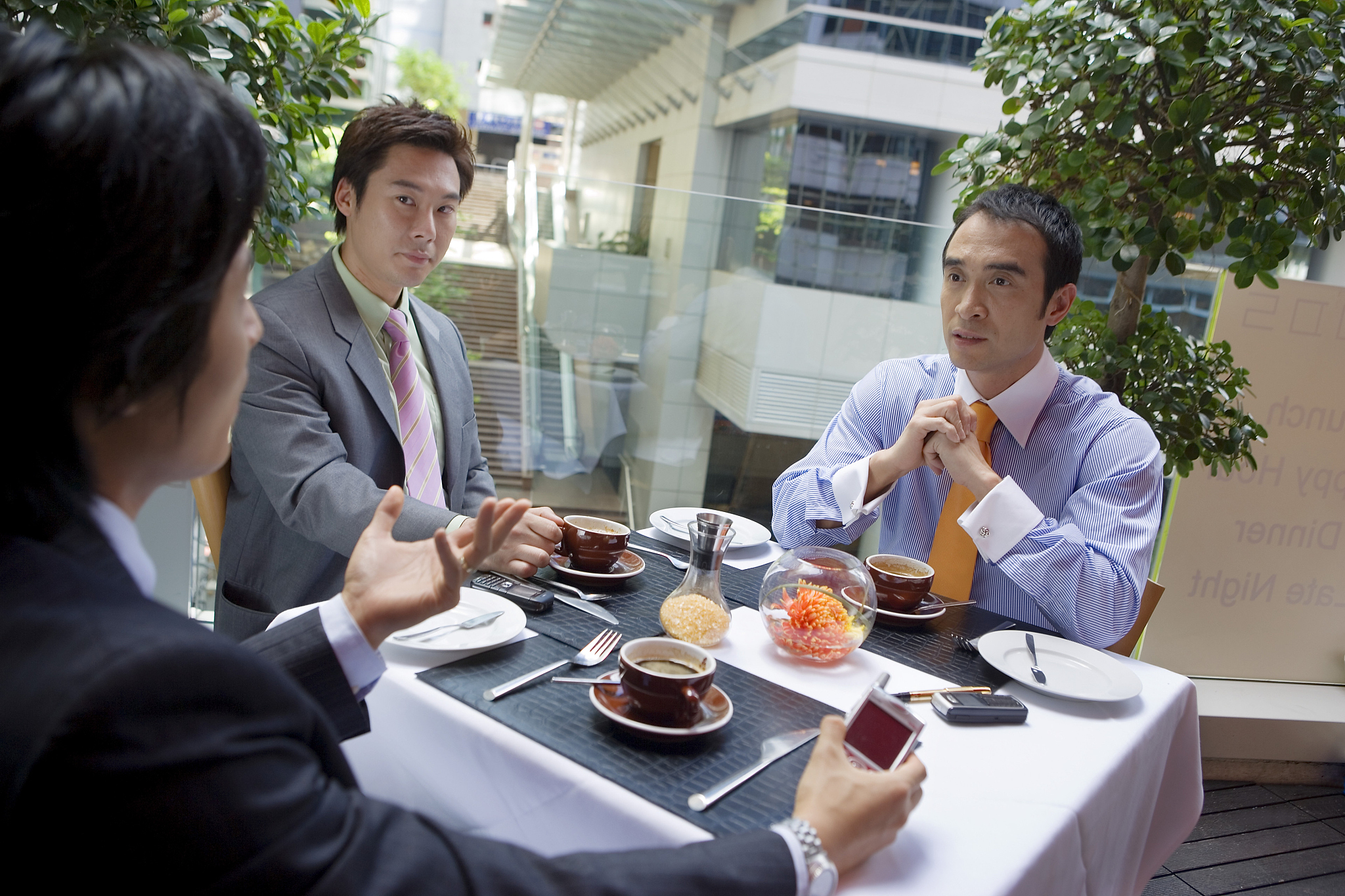 老板请前任员工和现任员工吃饭什么意思