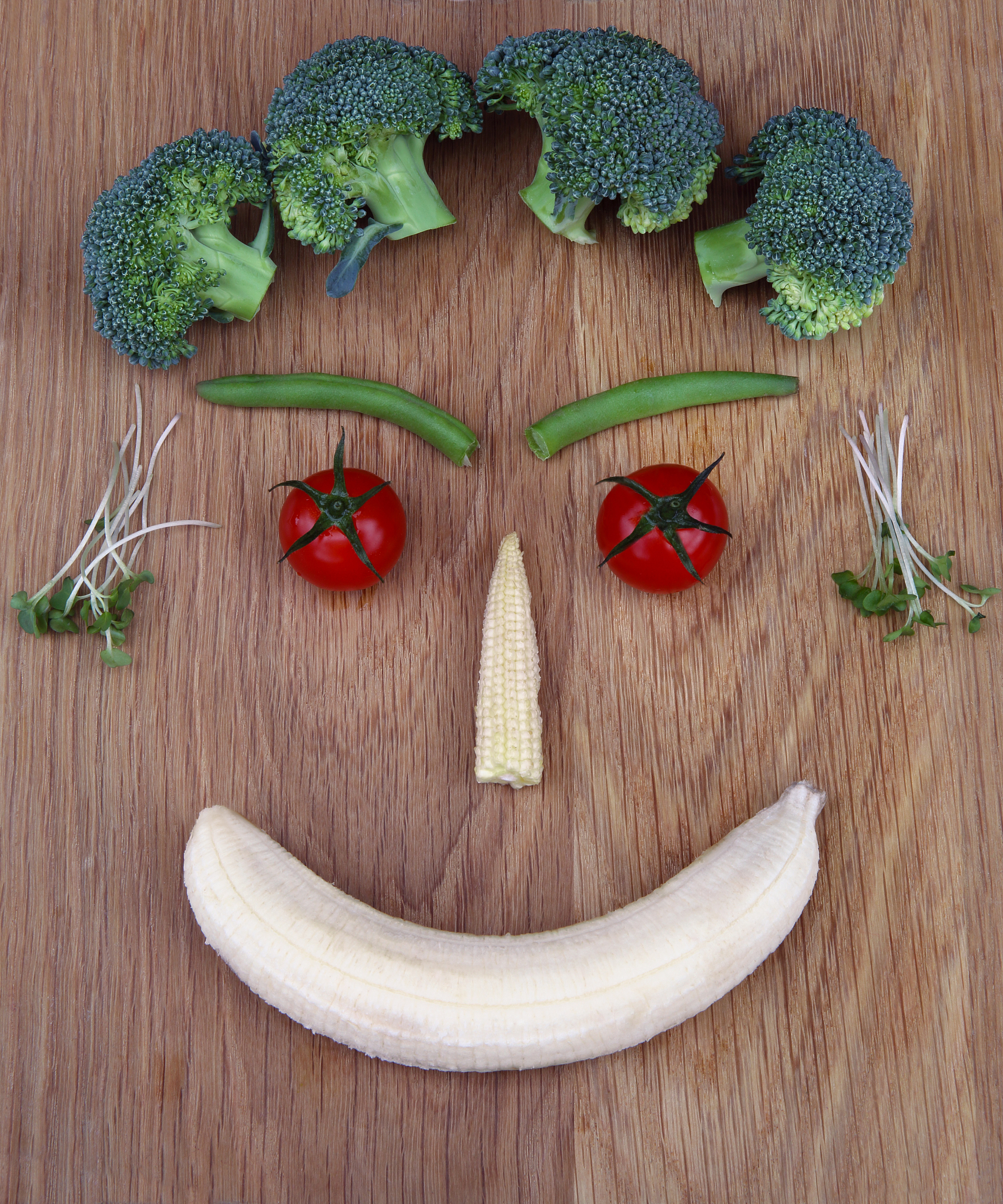 三种食品变装的造型设计主要在头饰部分分别抓住食品外观的特征与头饰进行结合服饰色彩则根据食品色调进行搭配。冰激凌造型所运用的元素有冰激凌球以及蛋卷筒整个头套为一个淋着果酱的巨大冰激凌球上面还有两个不同口味的冰激凌球另一侧倒插着一个蛋卷筒。吐司造型主要就是将吐司的造型进行Q化变得更加圆润可爱与包仔原装的牛角包头套有异曲同工之处。曲奇造型的头套外形模仿了曲奇的不规则形状上面点缀着大小不一的巧克力豆还原了